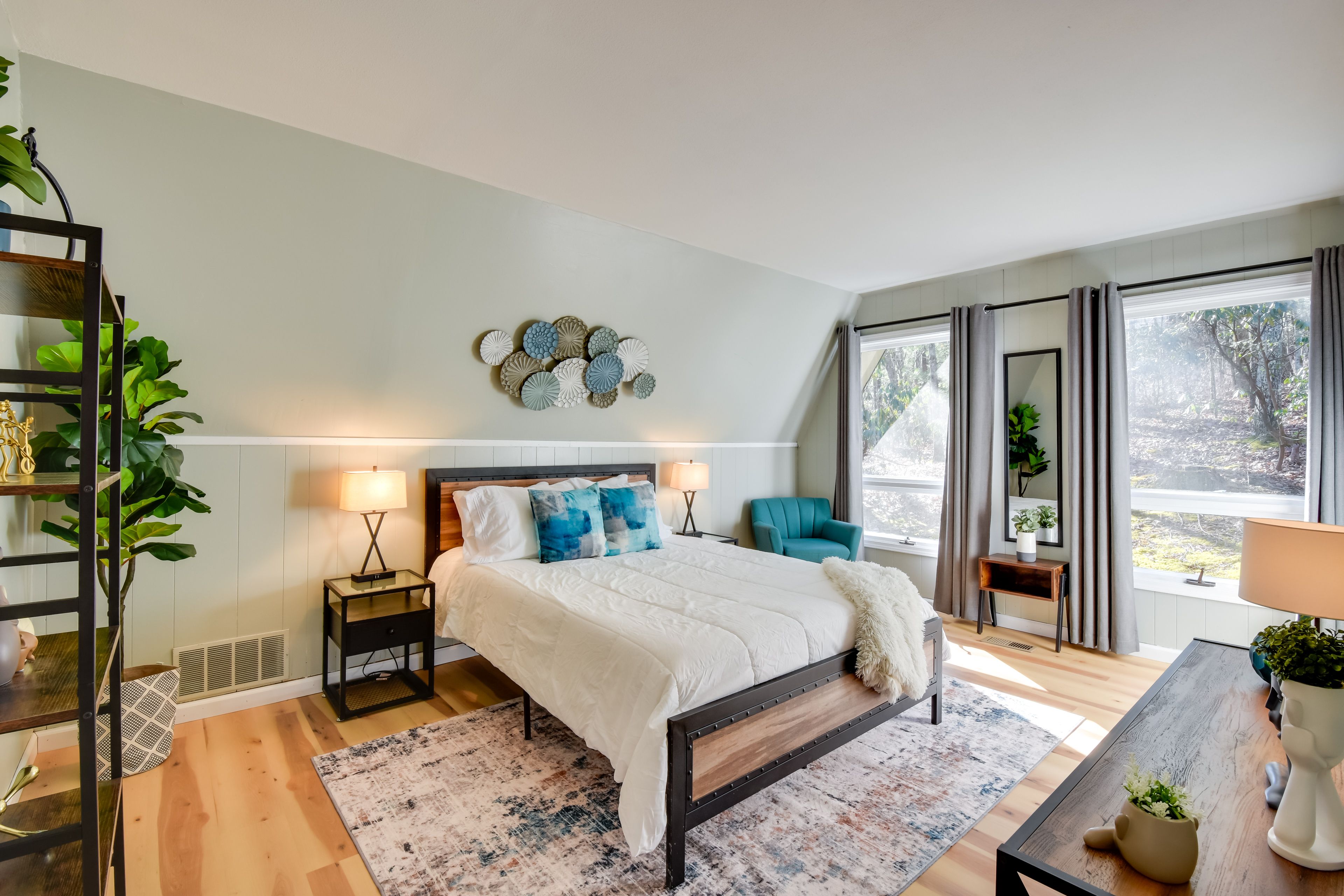 Bedroom 1 | Main Level | Queen Bed | Linens Provided