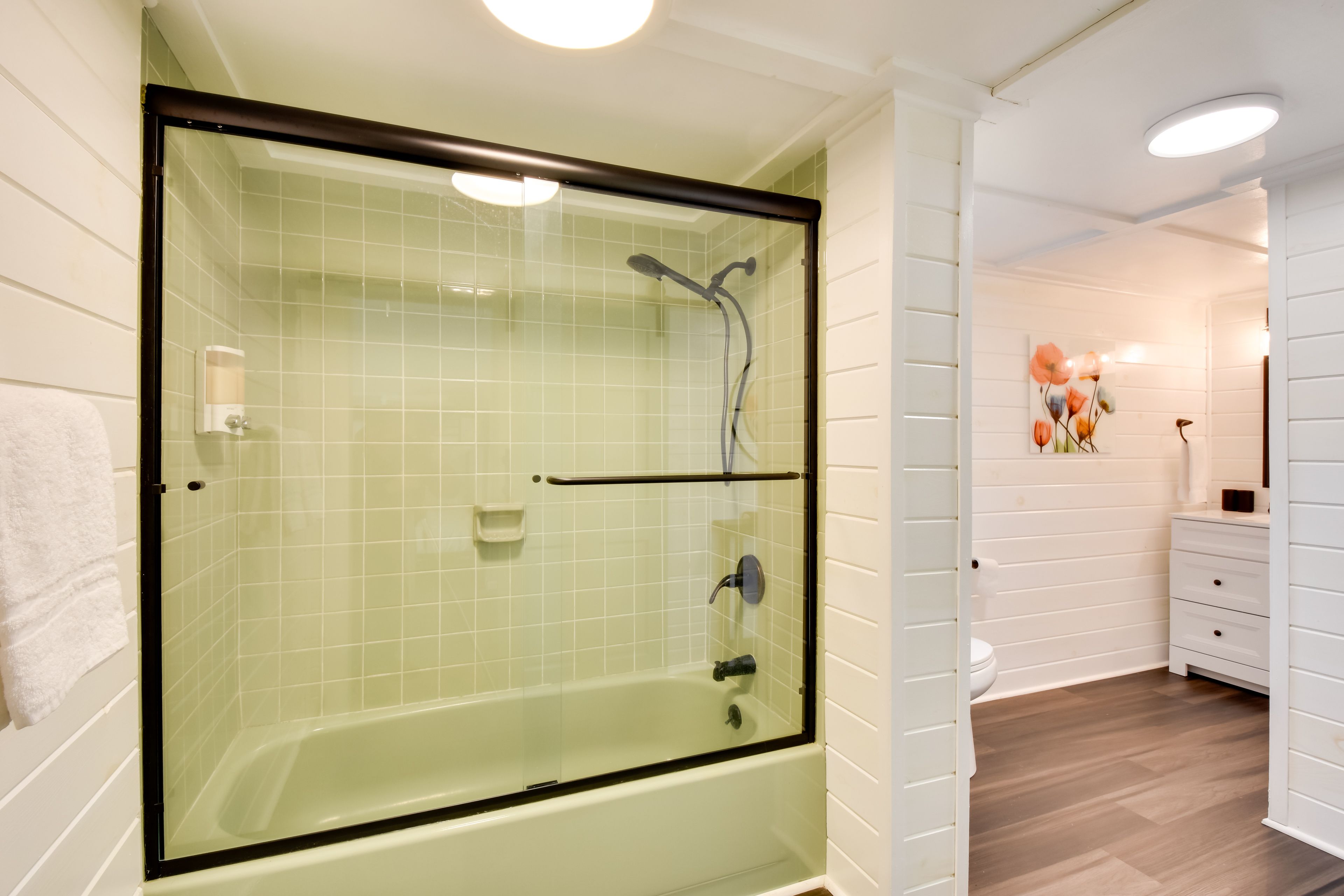 Full Bathroom | Hair Dryer | Upper Level