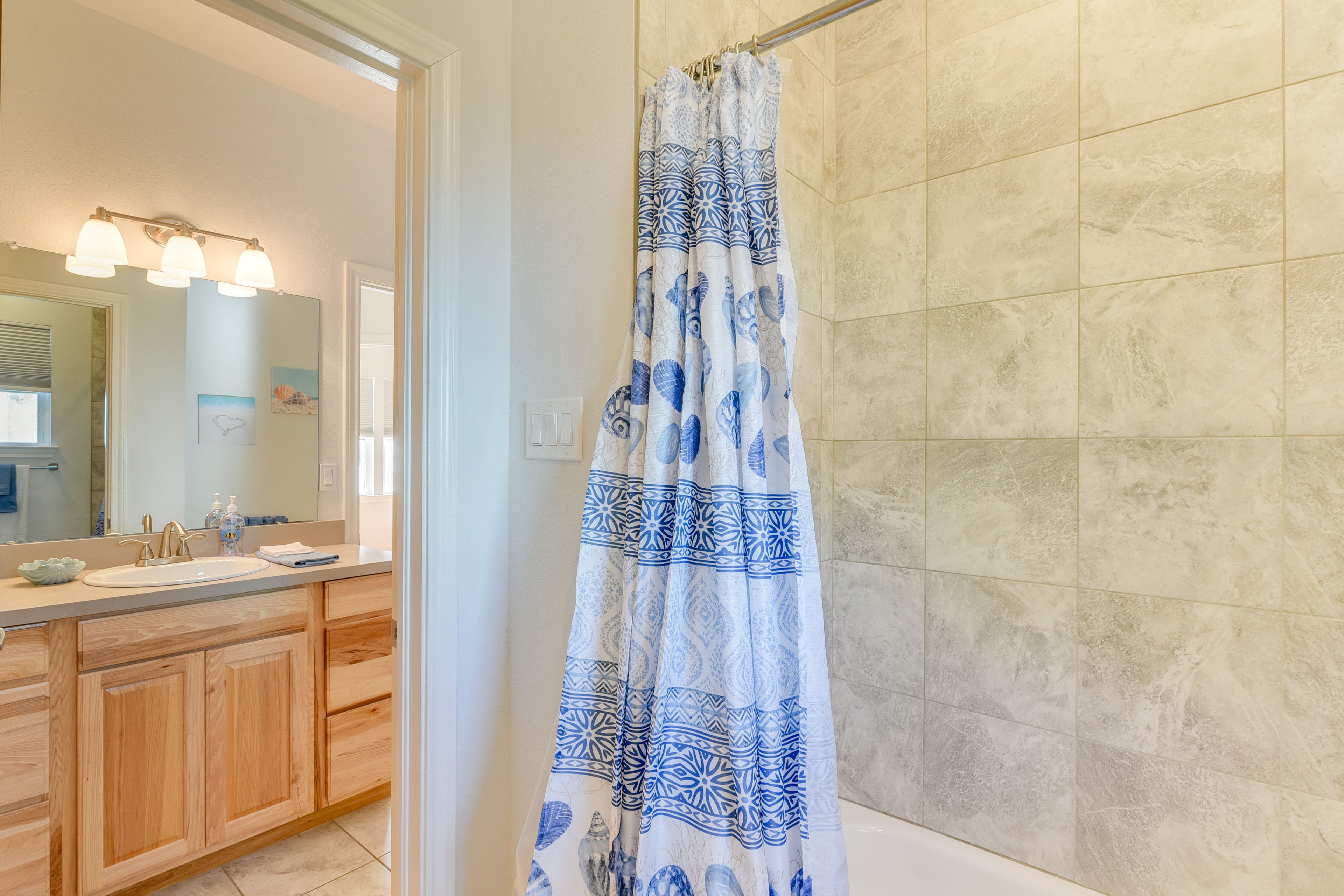 Full Bathroom | Towels Provided