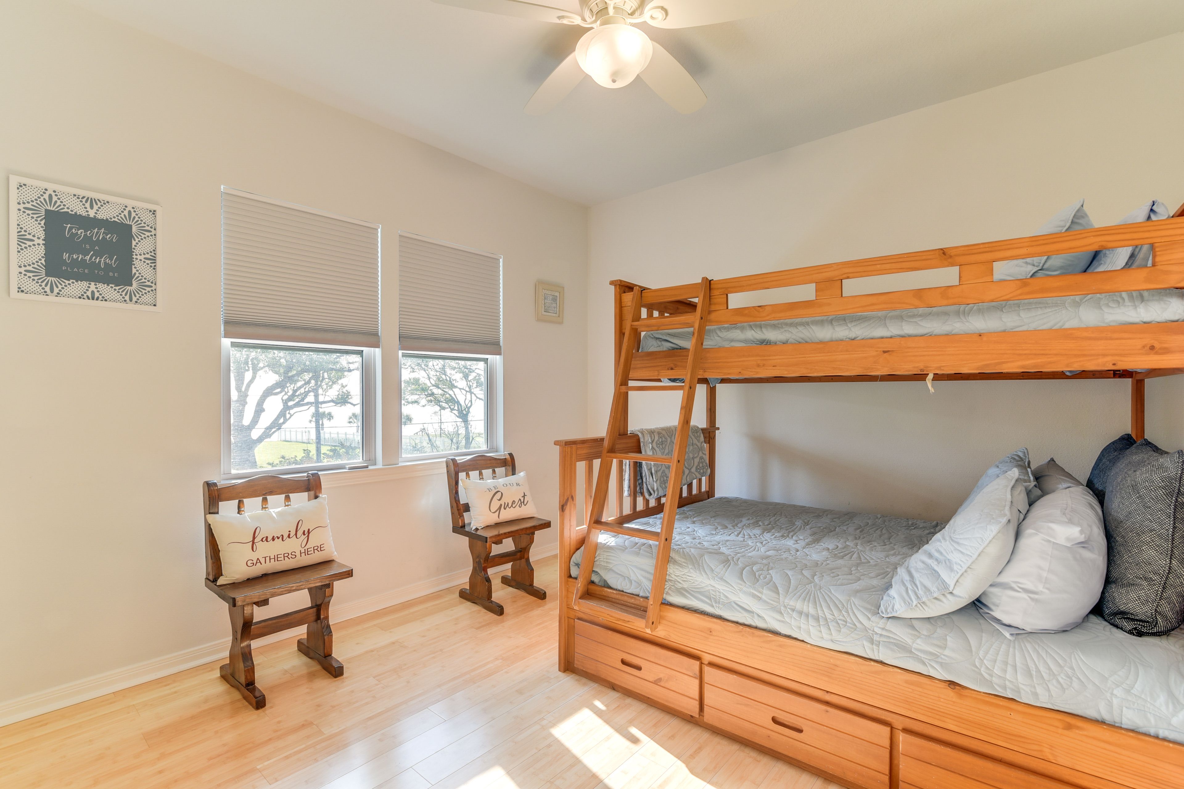 Bedroom 2 | Twin/Full Bunk Bed