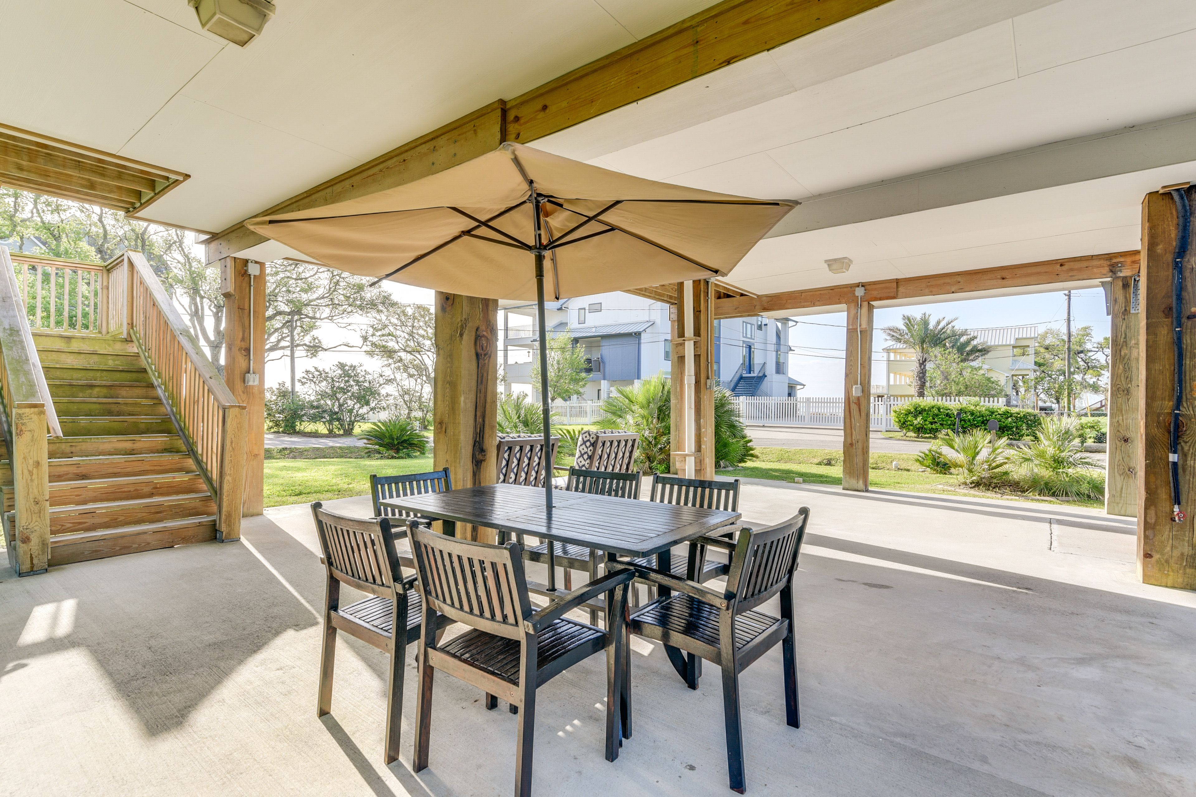 Ground-Level Patio | Dining Area