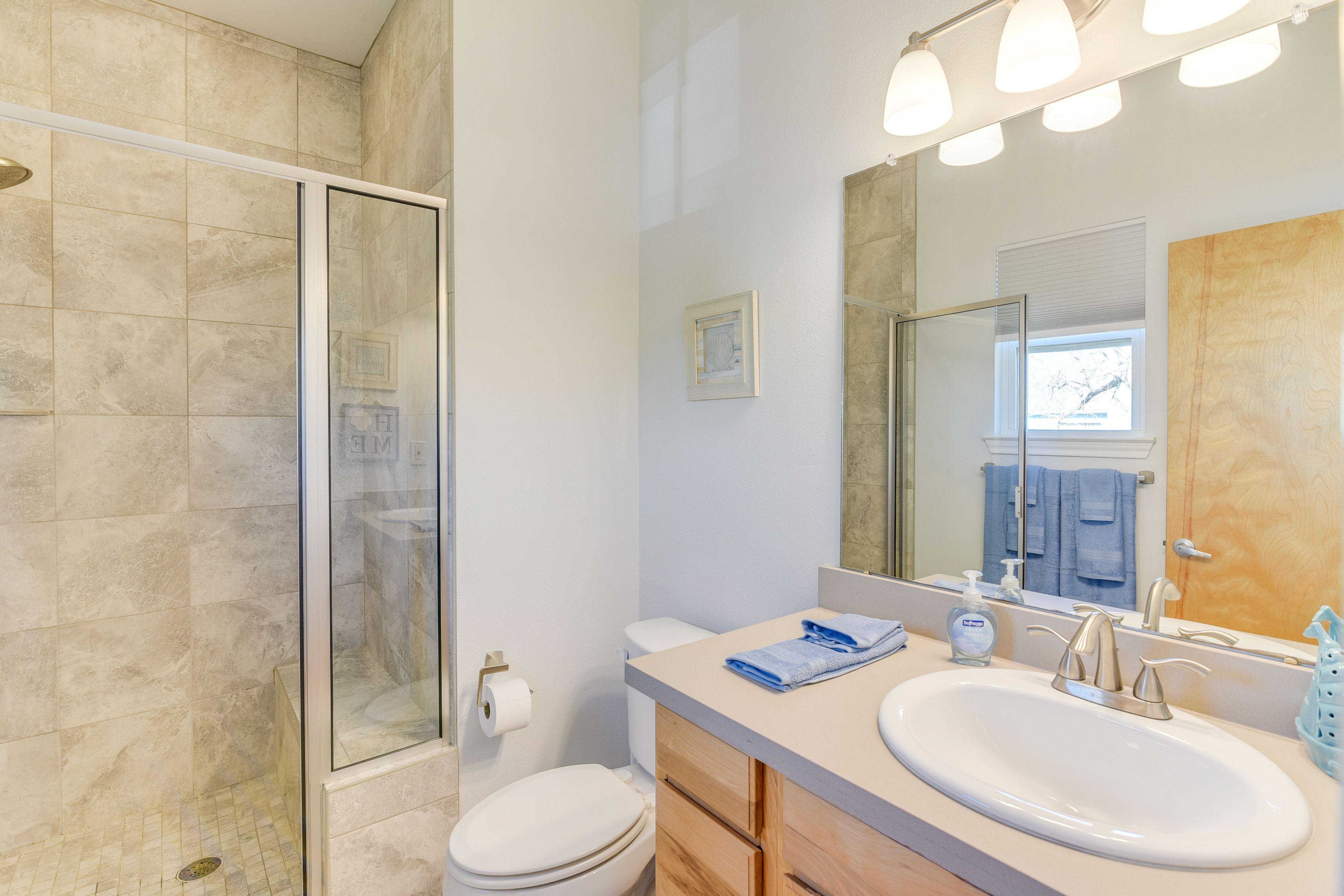 Full Bathroom | Complimentary Toiletries
