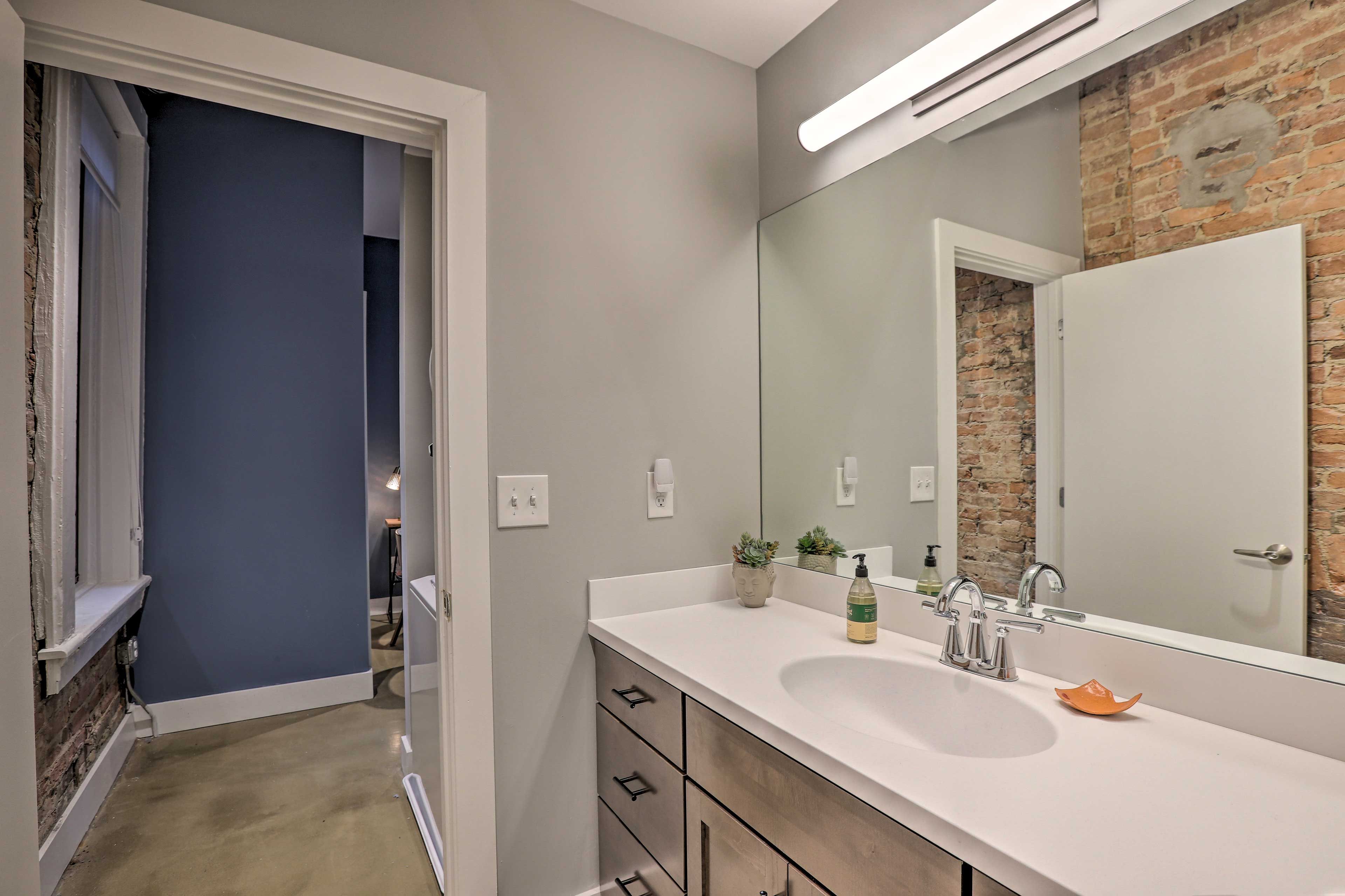 Full Bathroom | Towels Provided
