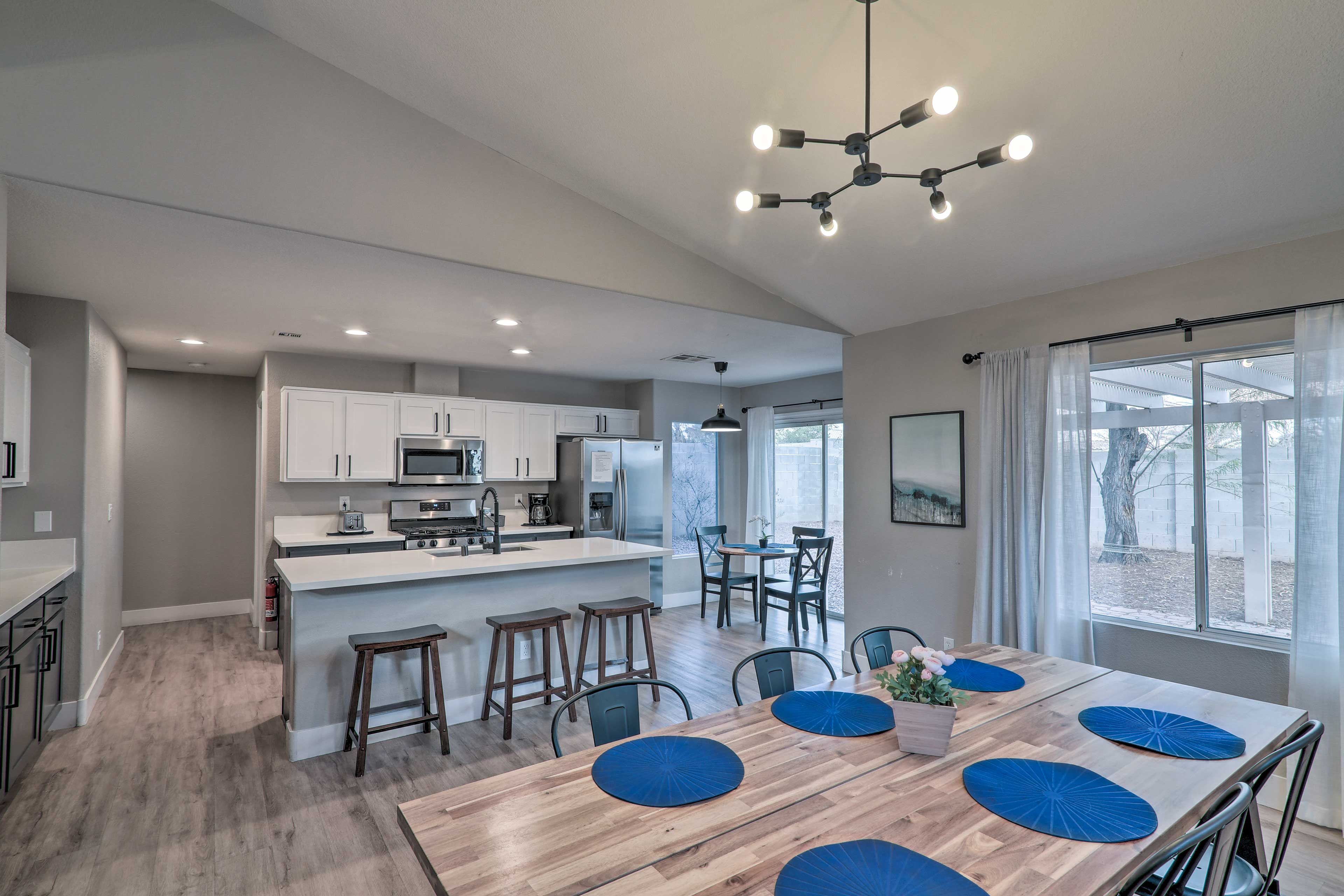 Kitchen & Dining Area | Dishware & Flatware Provided