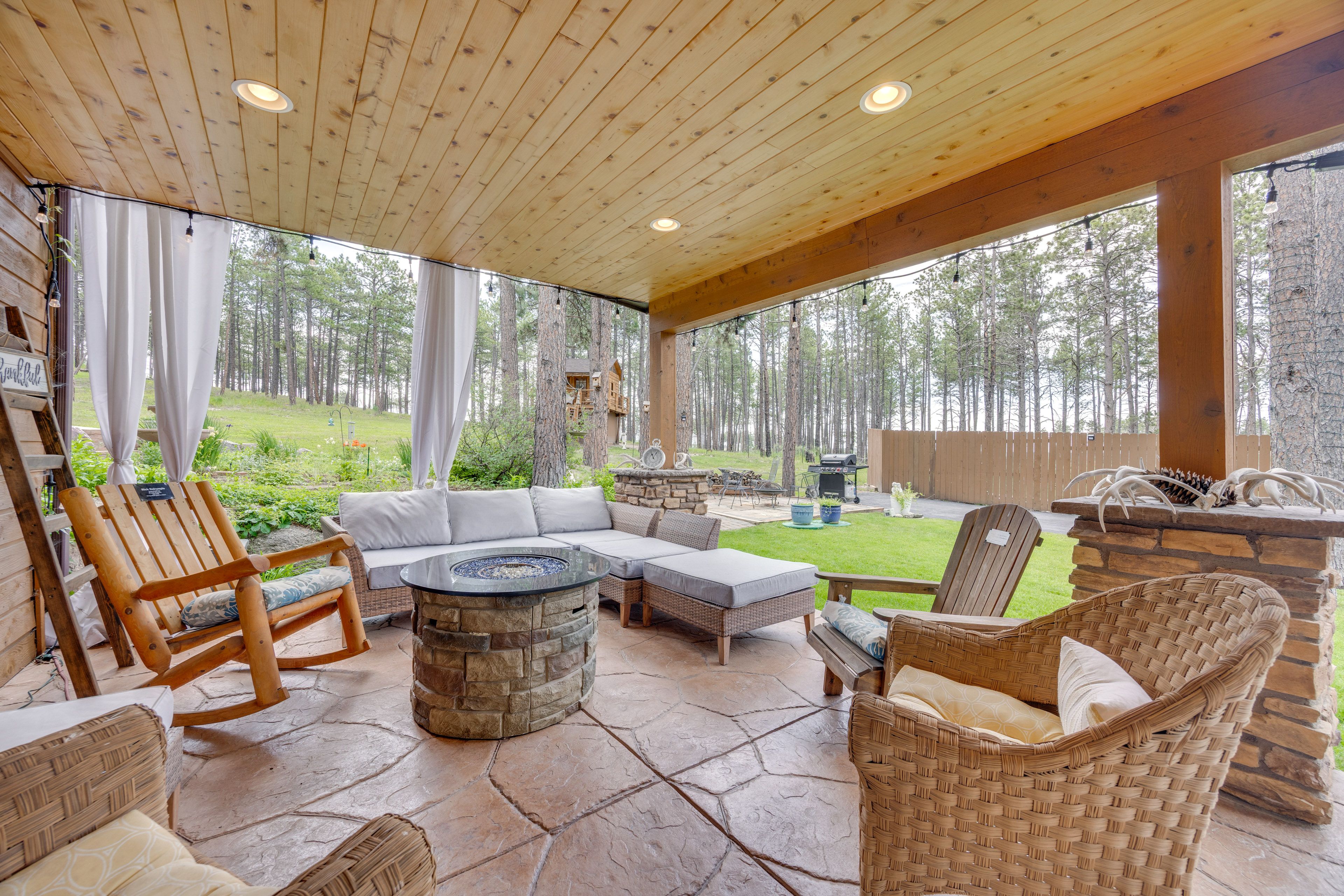 Colorado Springs Vacation Rental | 2BR | 1BA | 1,500 Sq Ft | 1 Exterior Step