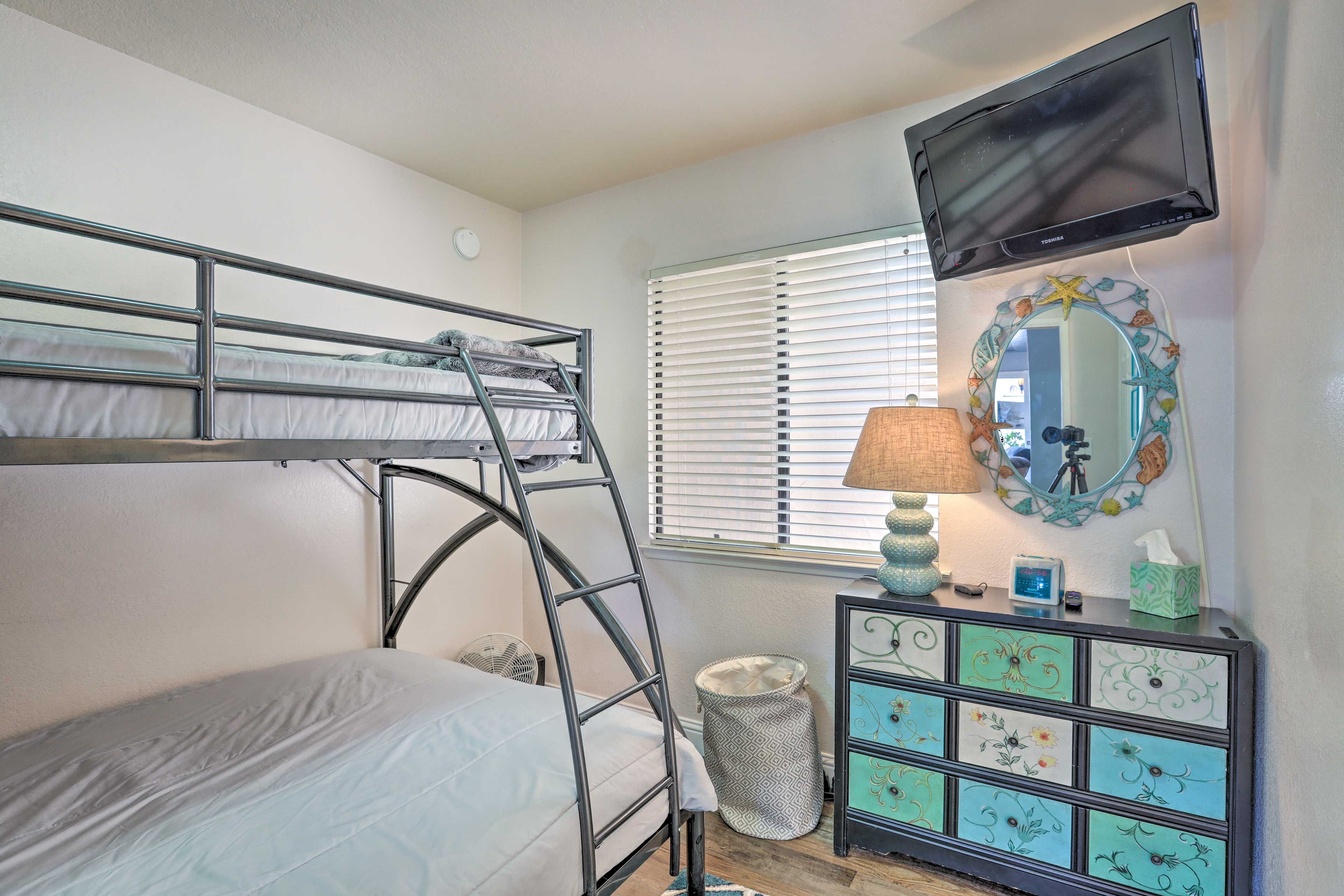 Bedroom 2 | Twin/Full Bunk Bed