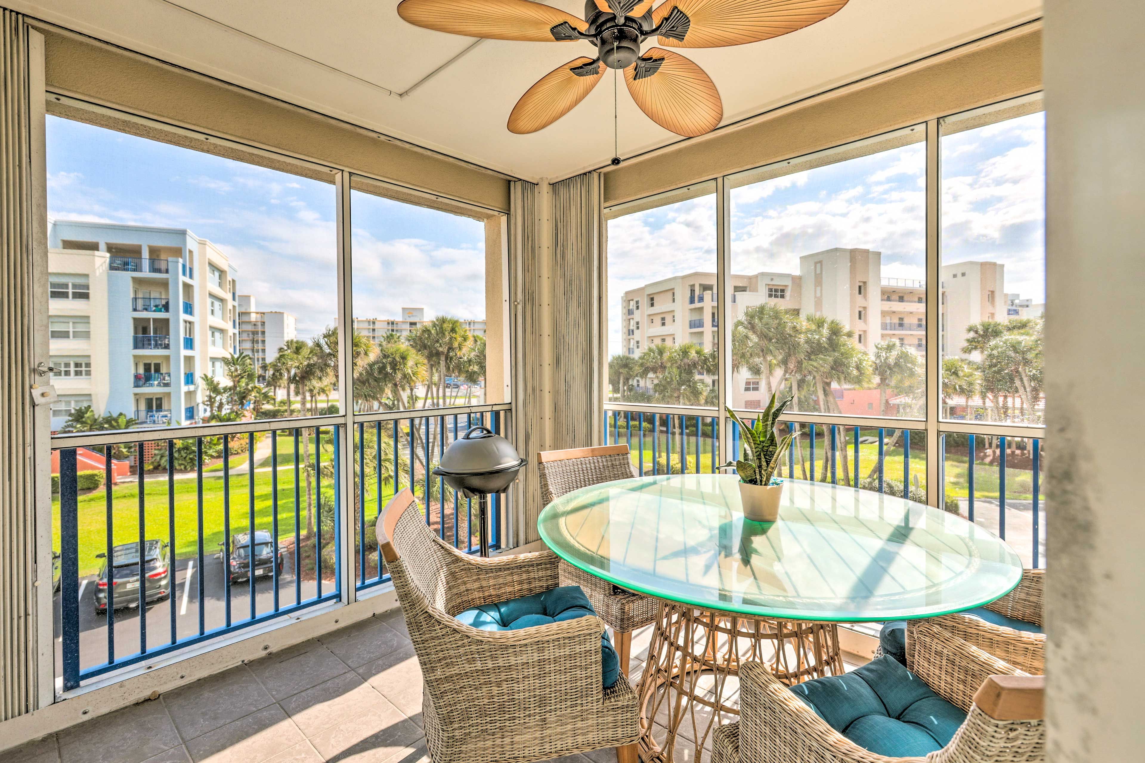 Screened Porch | Dining Table | Resort Views