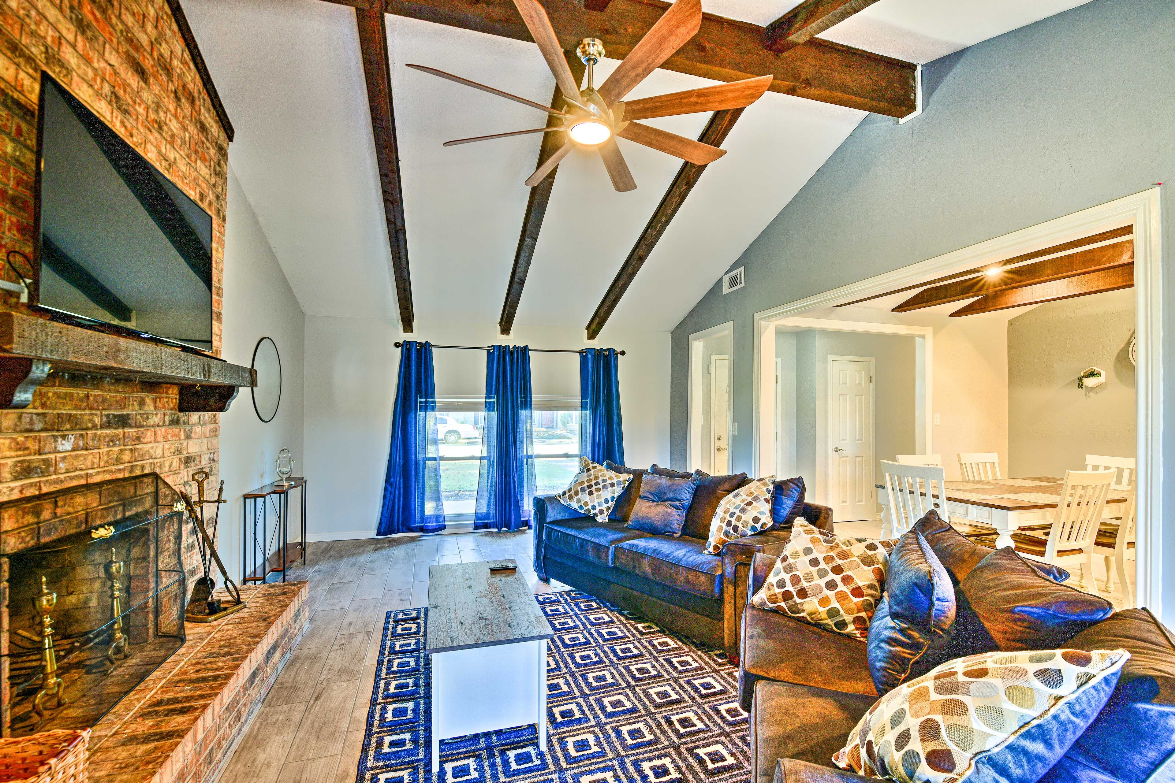 Living Room | Central A/C & Heating | Free WiFi (450+ Mbps Download Speed)