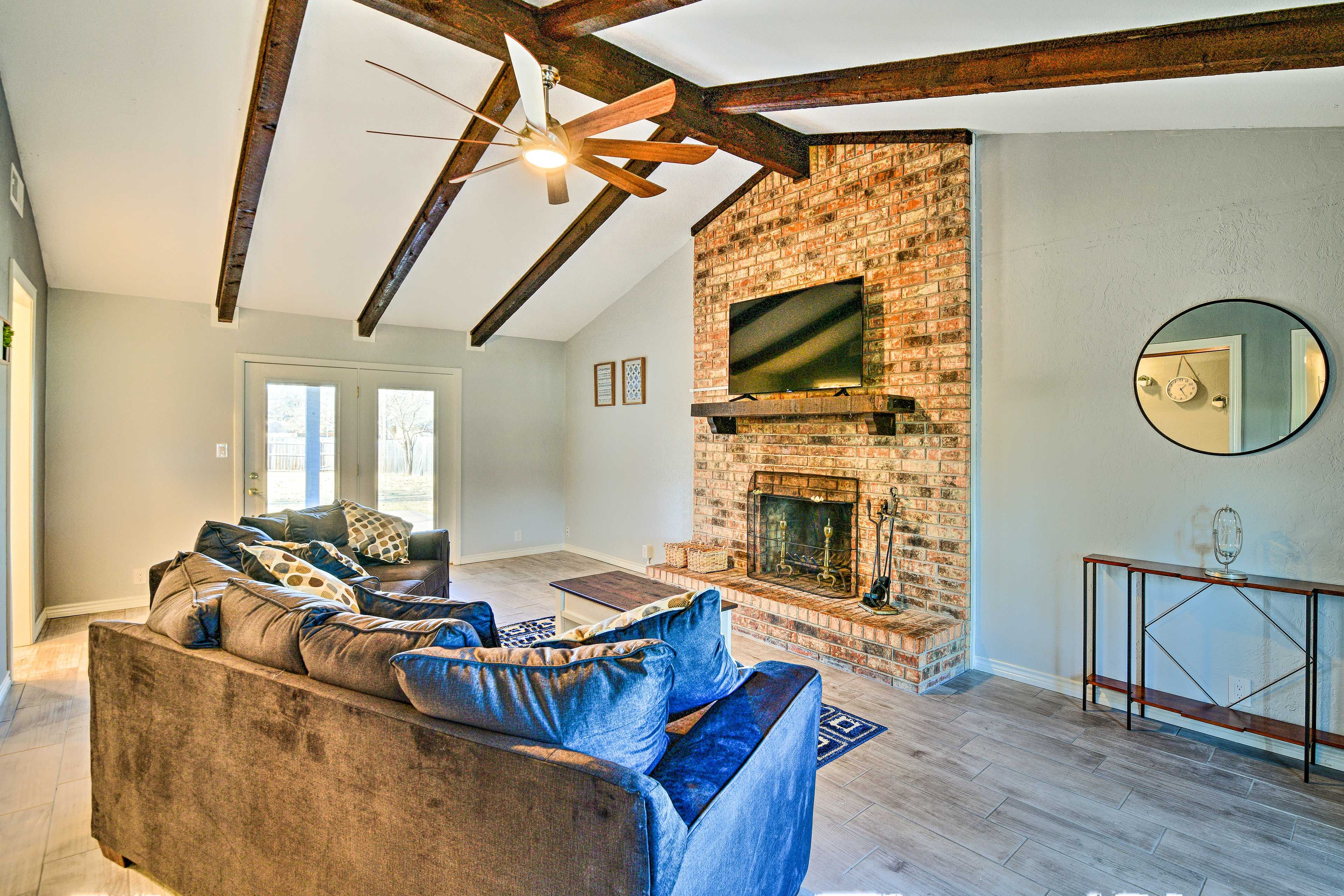 Living Room | Smart TV | Wood-Burning Fireplace