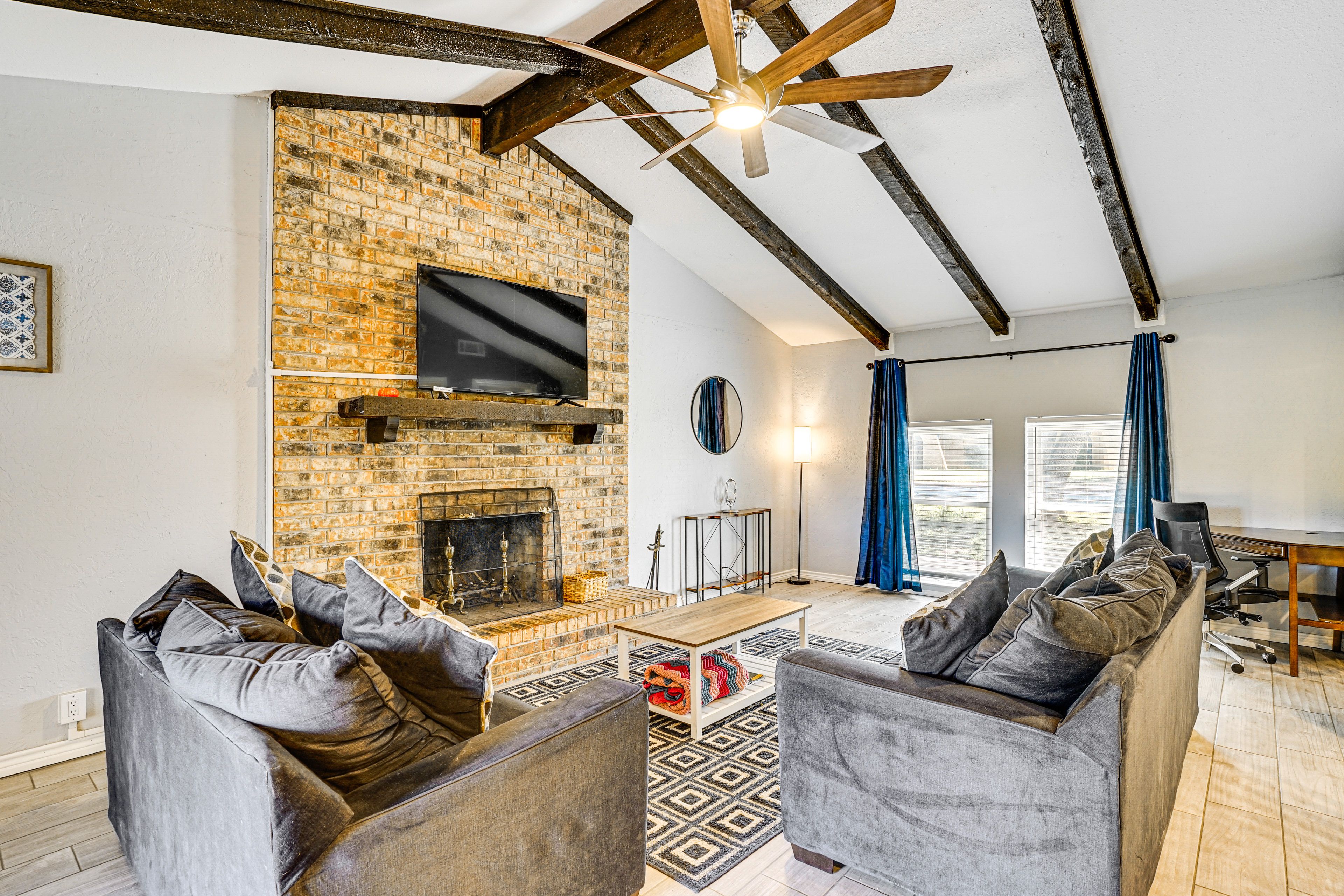 Living Room | Central A/C & Heating | Free WiFi (450+ Mbps Download Speed)
