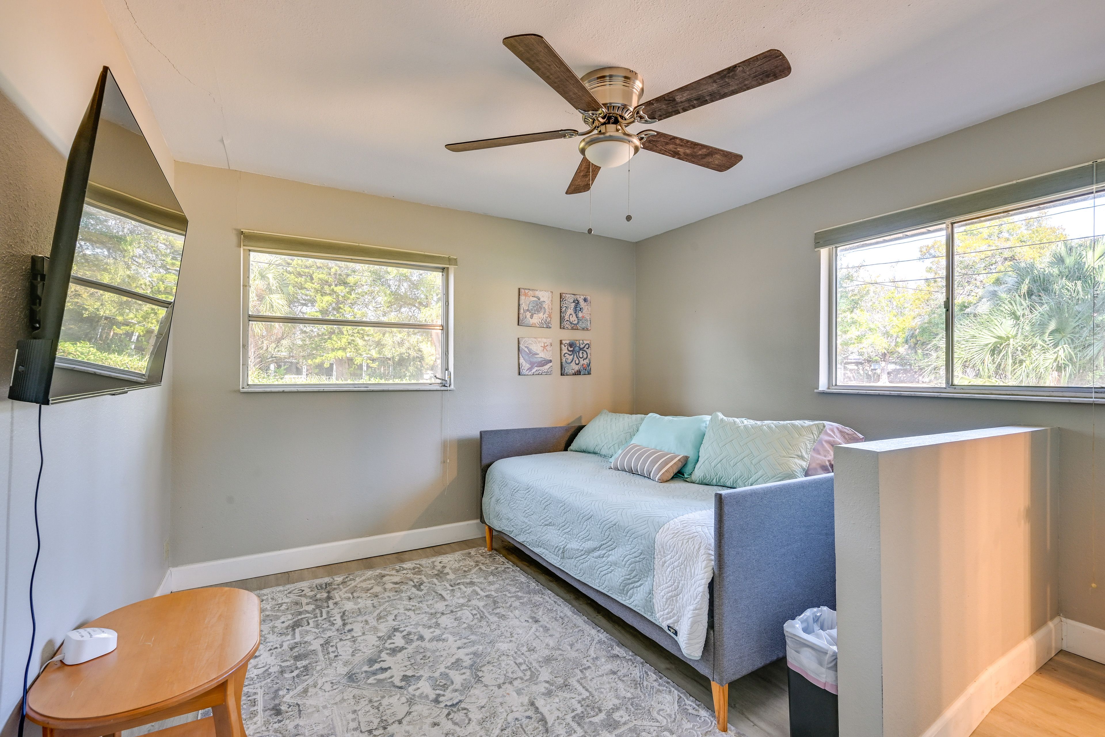 Bedroom 6 | Queen Daybed | Smart TV