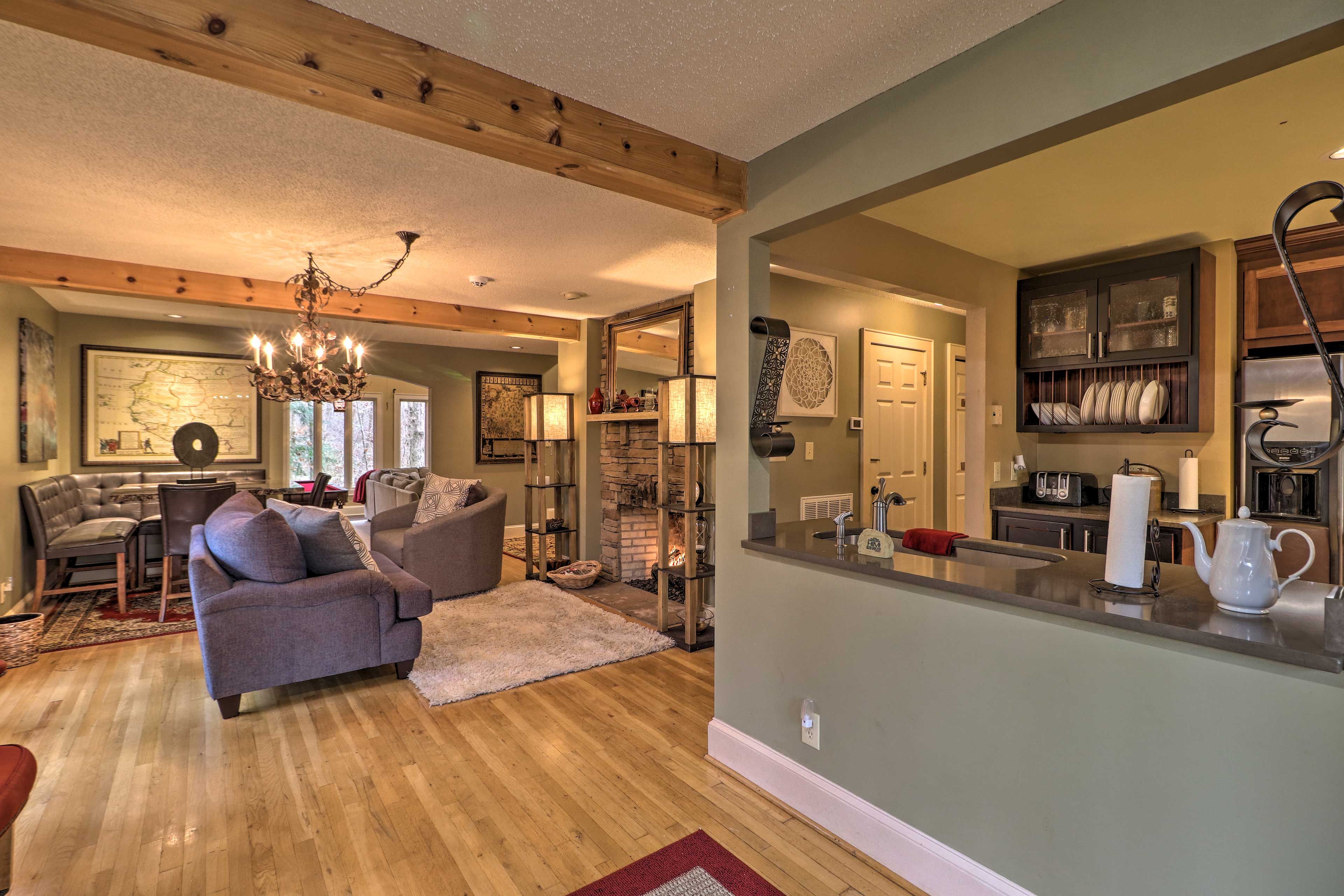 Living Room | 1st Floor | Fireplace | Free WiFi | Central A/C
