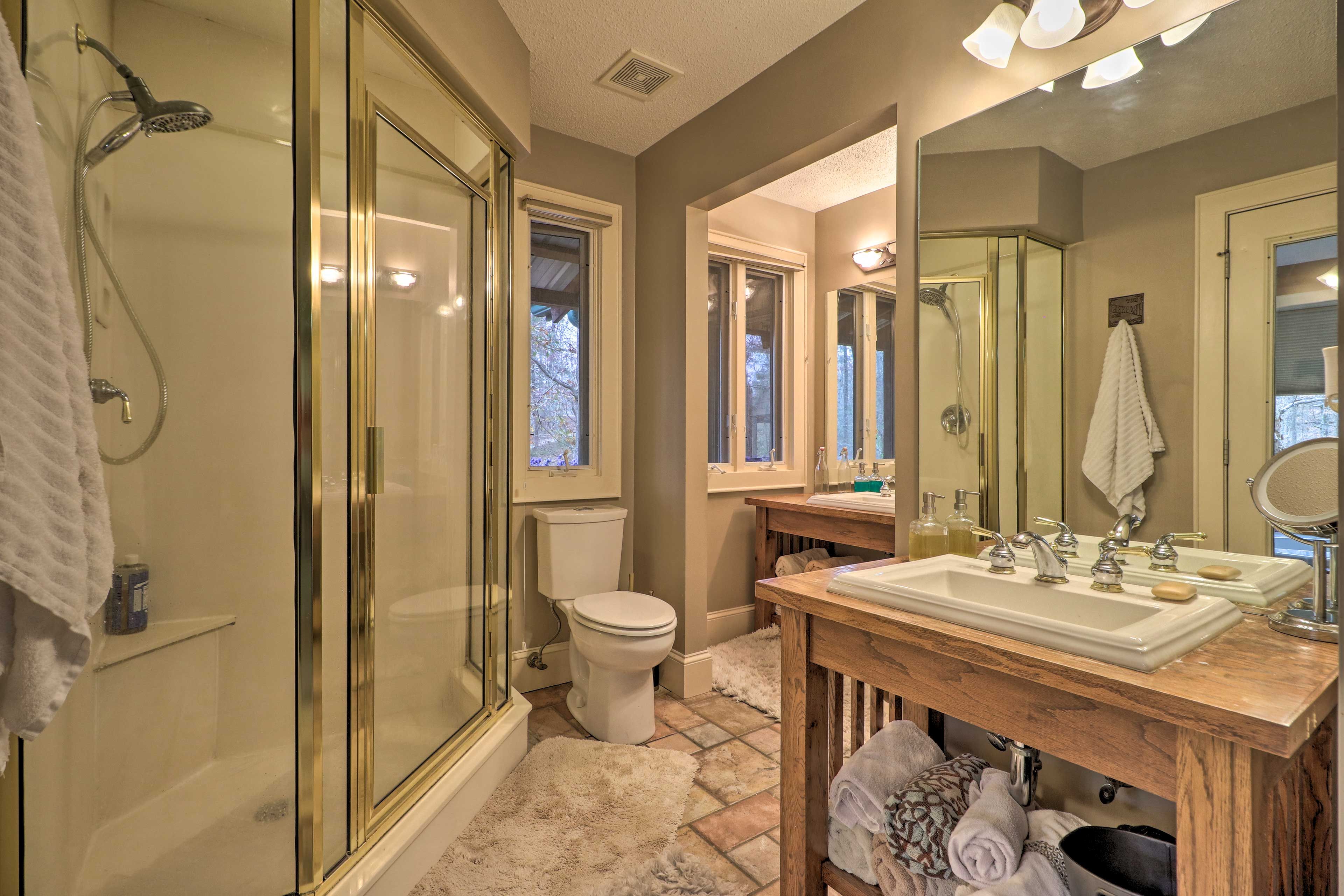 En-Suite Bathroom | 1st Floor | Complimentary Toiletries