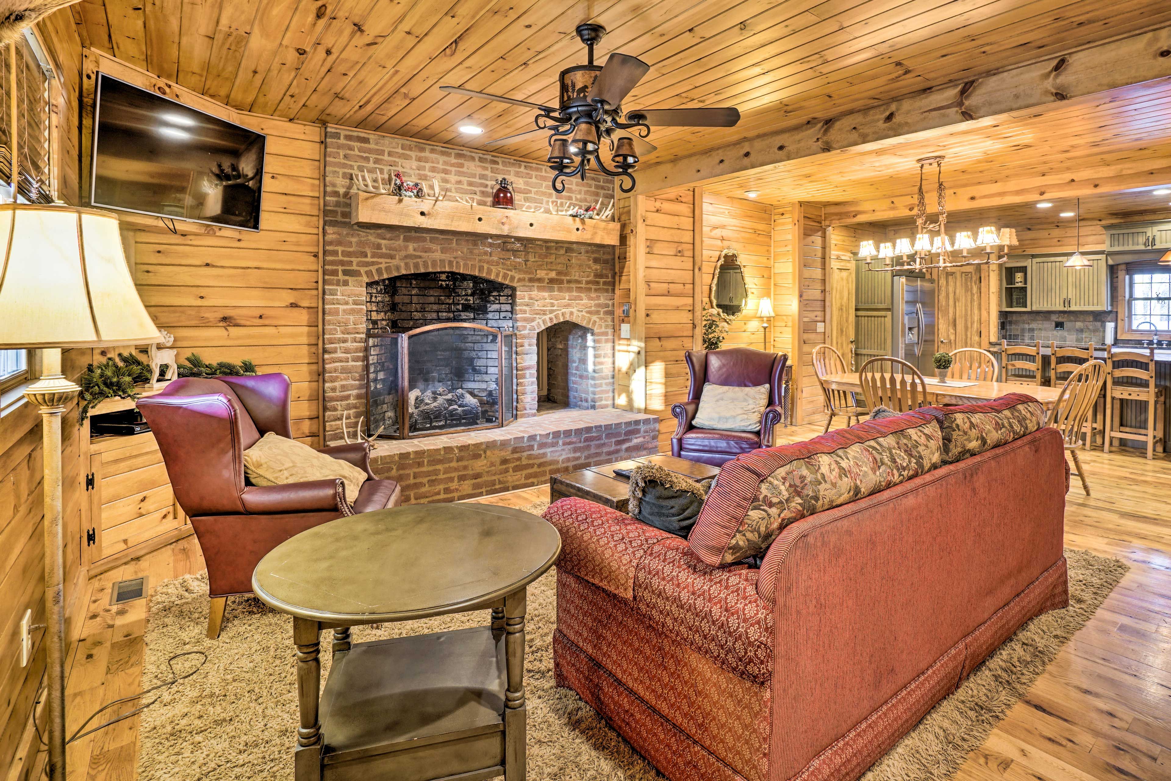 Bunkhouse Living Room | 1st Floor | Smart TV | Gas Fireplace