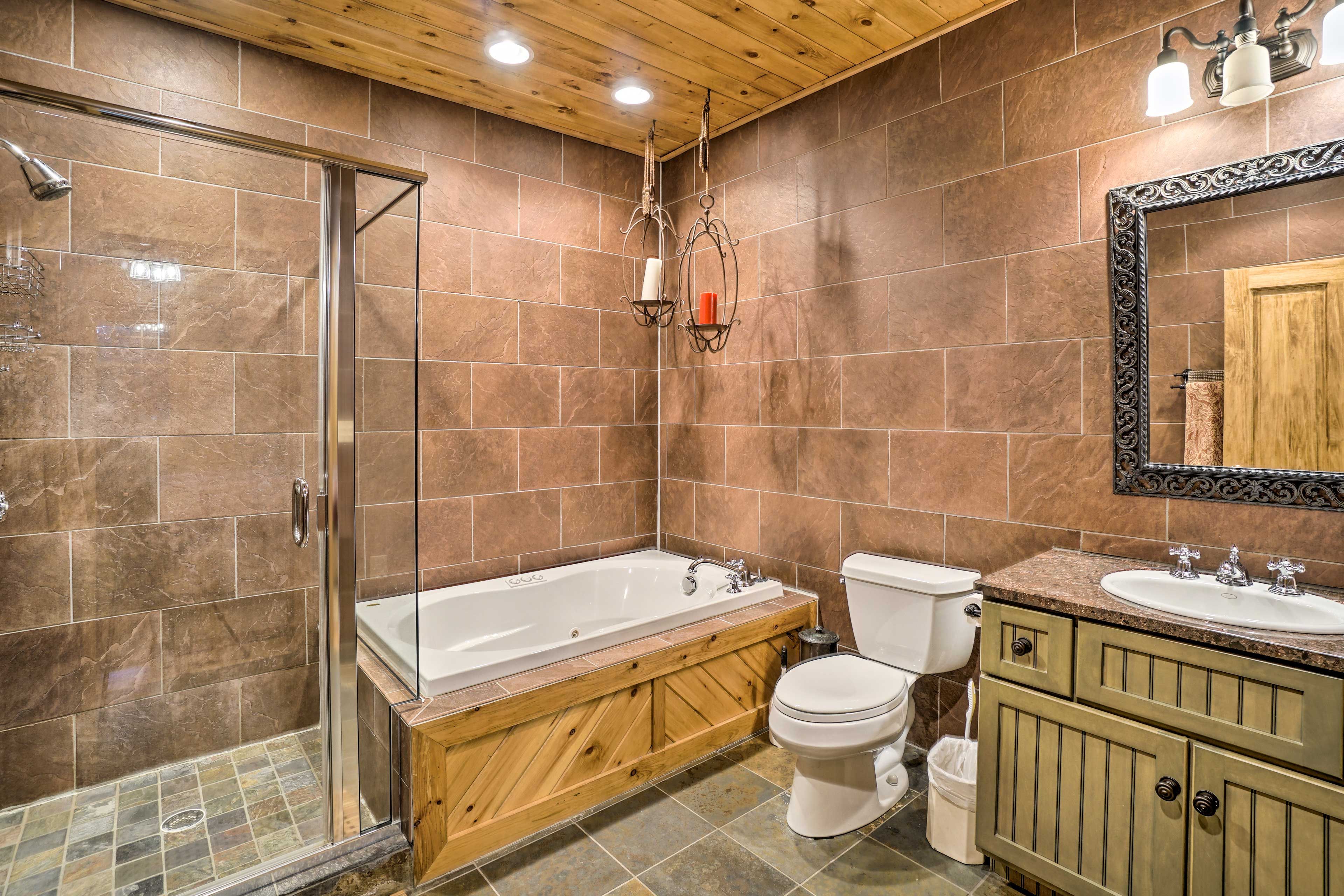 Full Bathroom | Access via Bedroom 5 | Jetted Tub