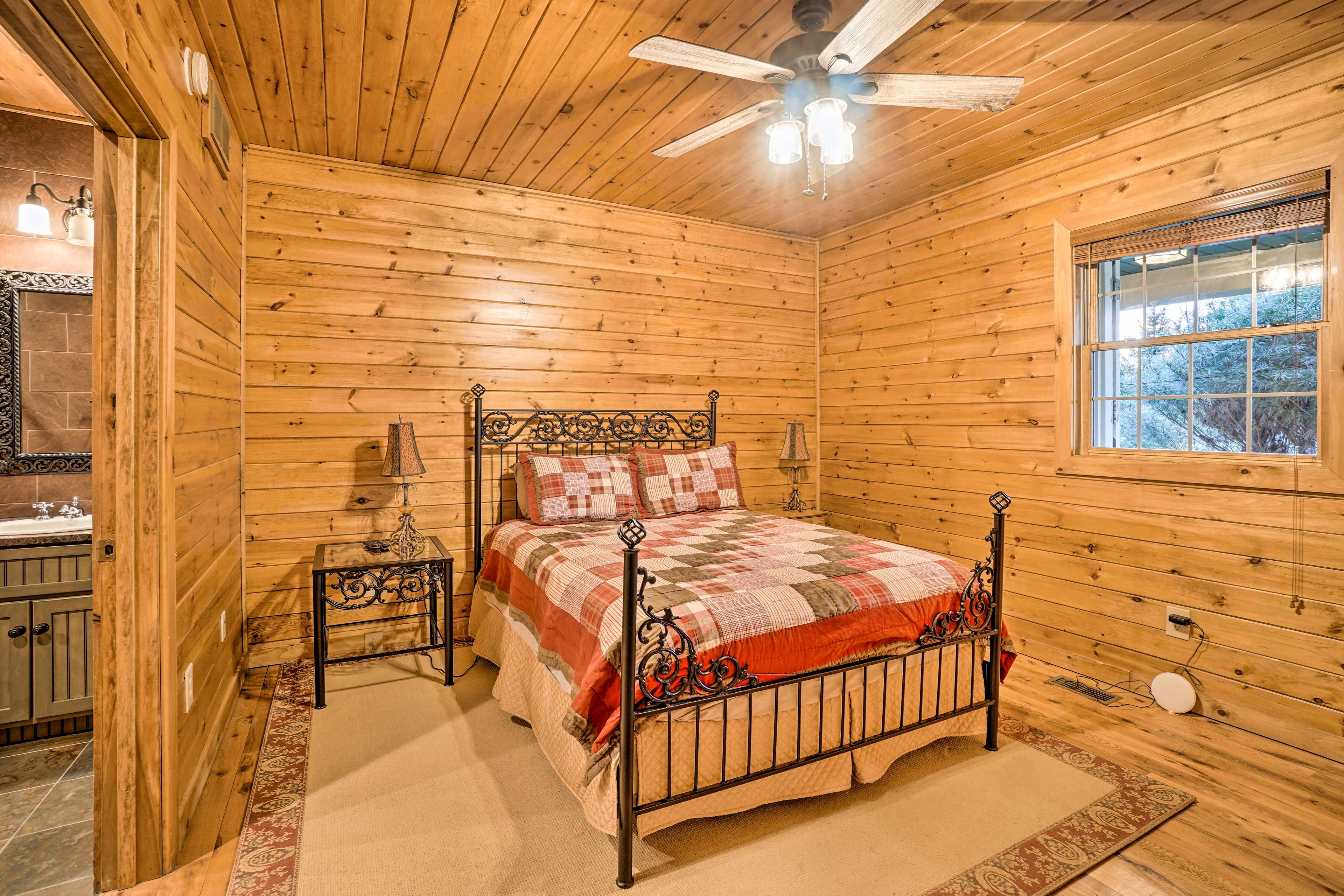 Bedroom 5 | 1st Floor | Queen Bed | En-Suite Bathroom