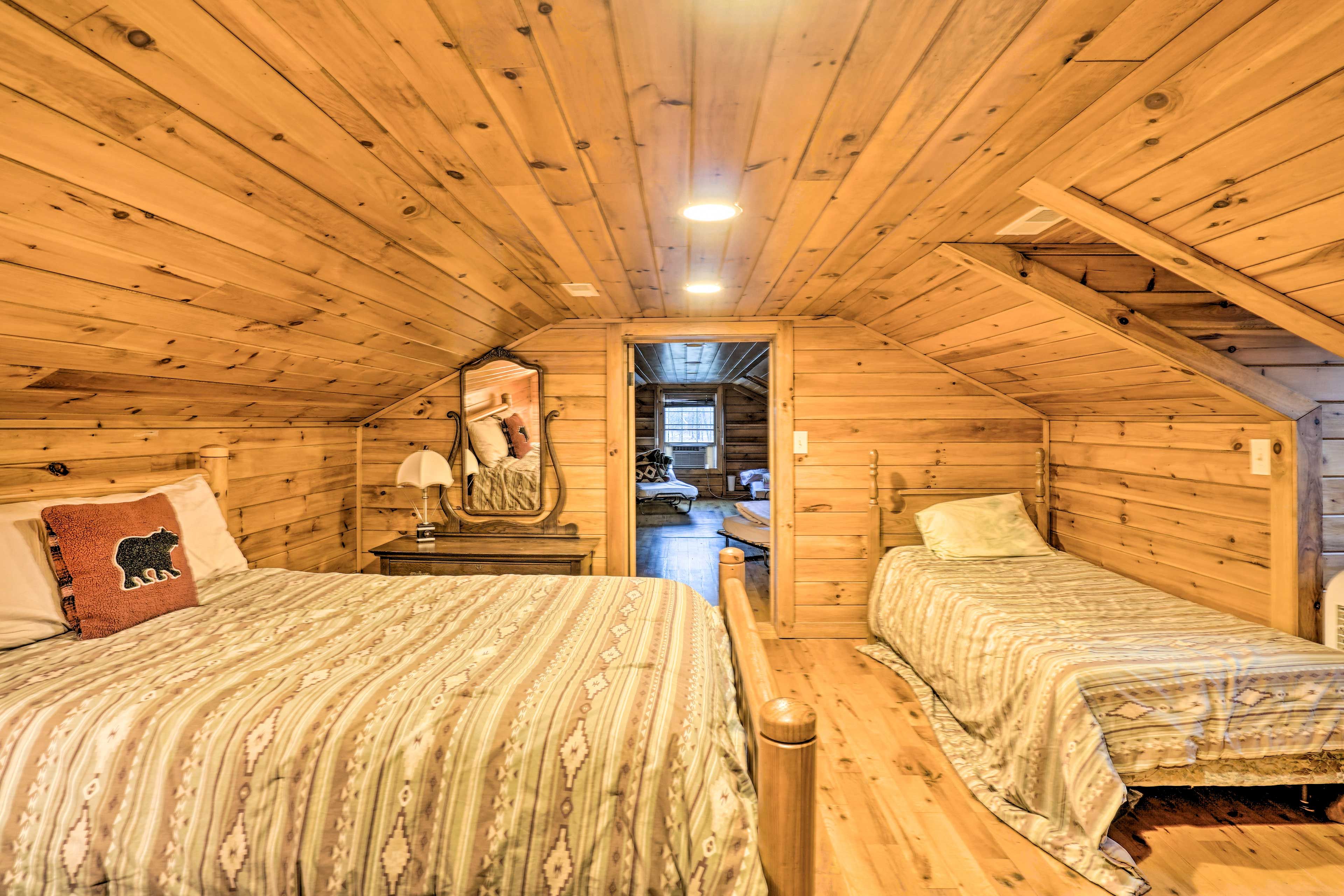 Bedroom 8 | 2nd Floor | Queen Bed | 2 Twin Beds