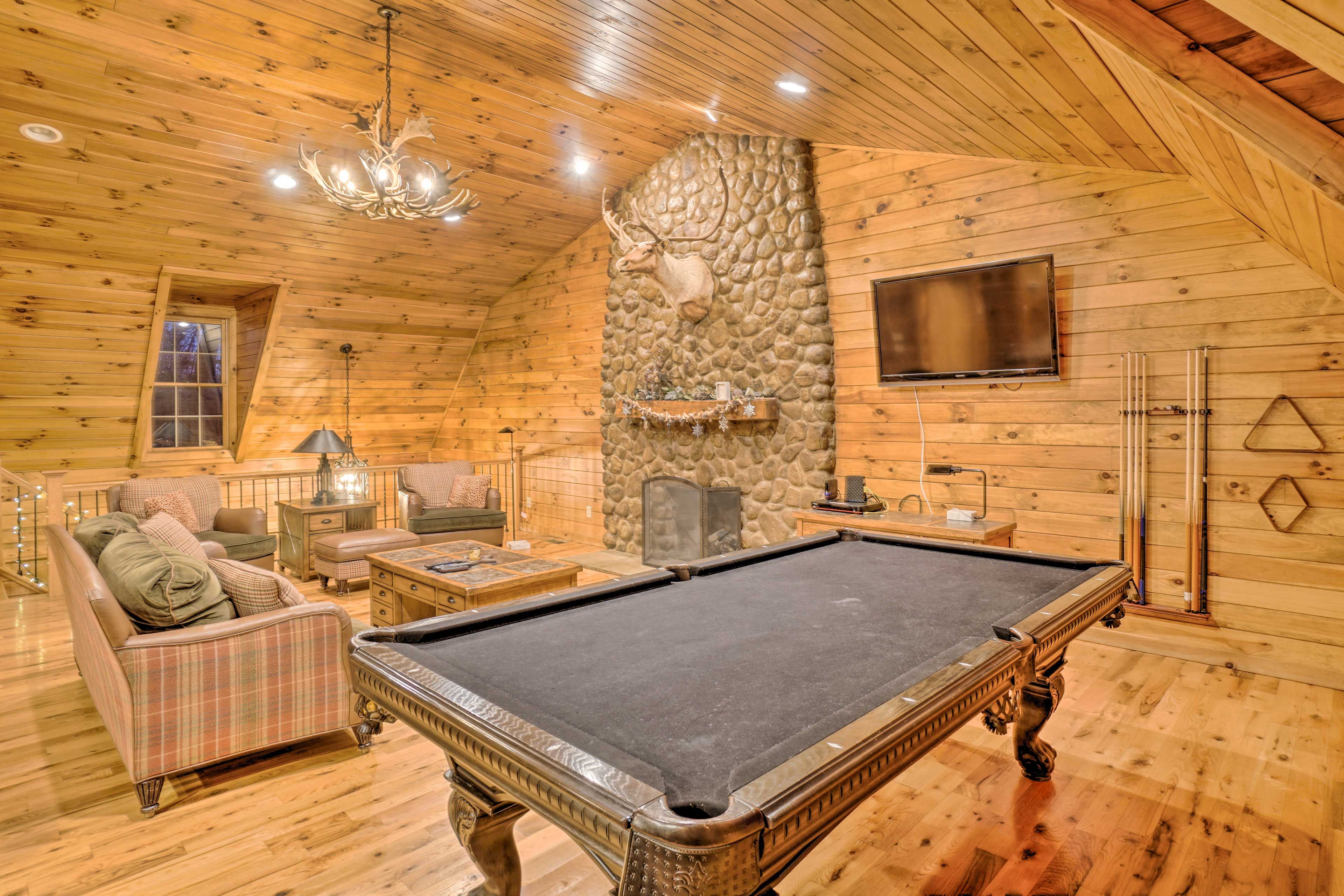 Upstairs Living Room | Smart TV | Pool Table