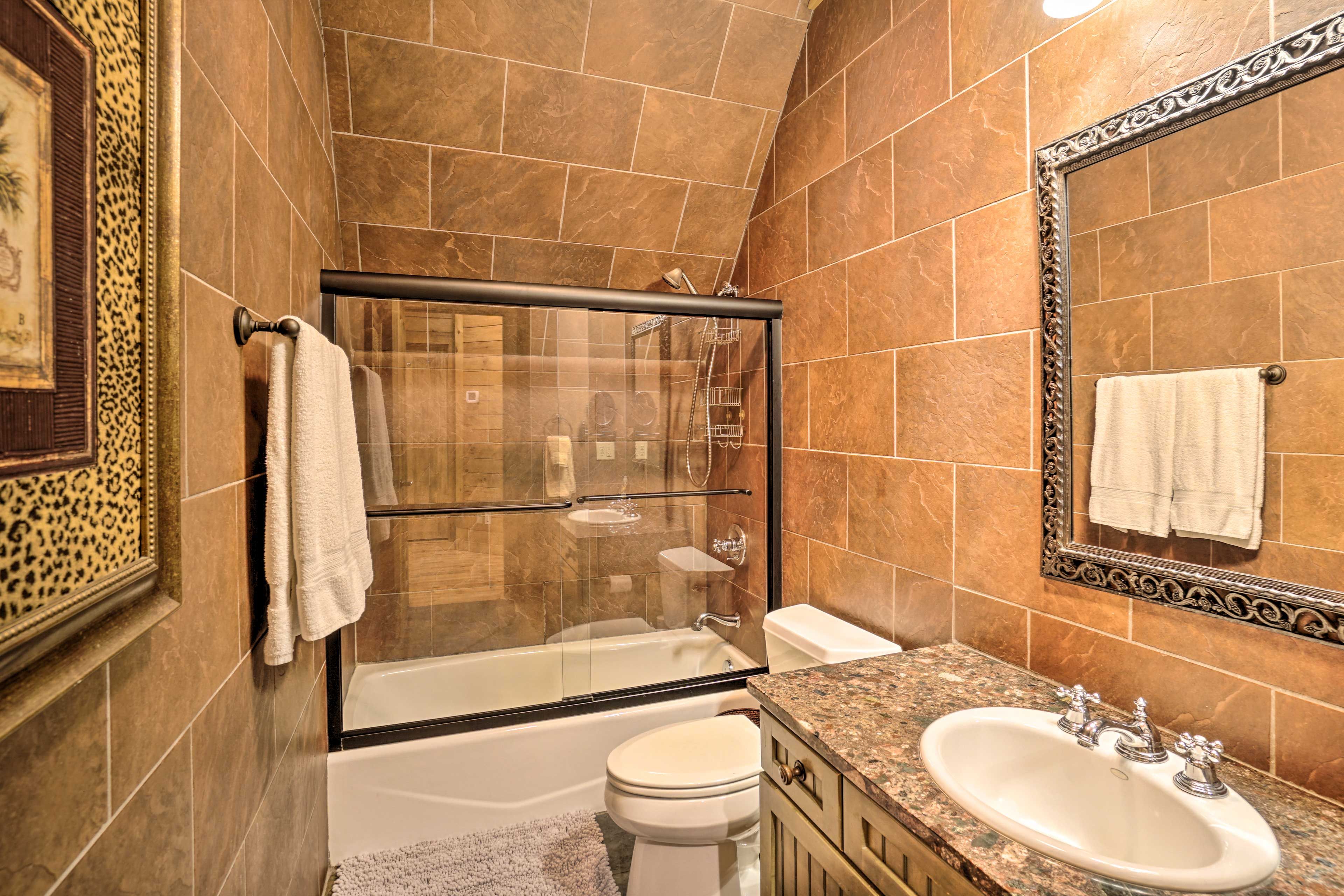Full Bathroom | Towels Provided