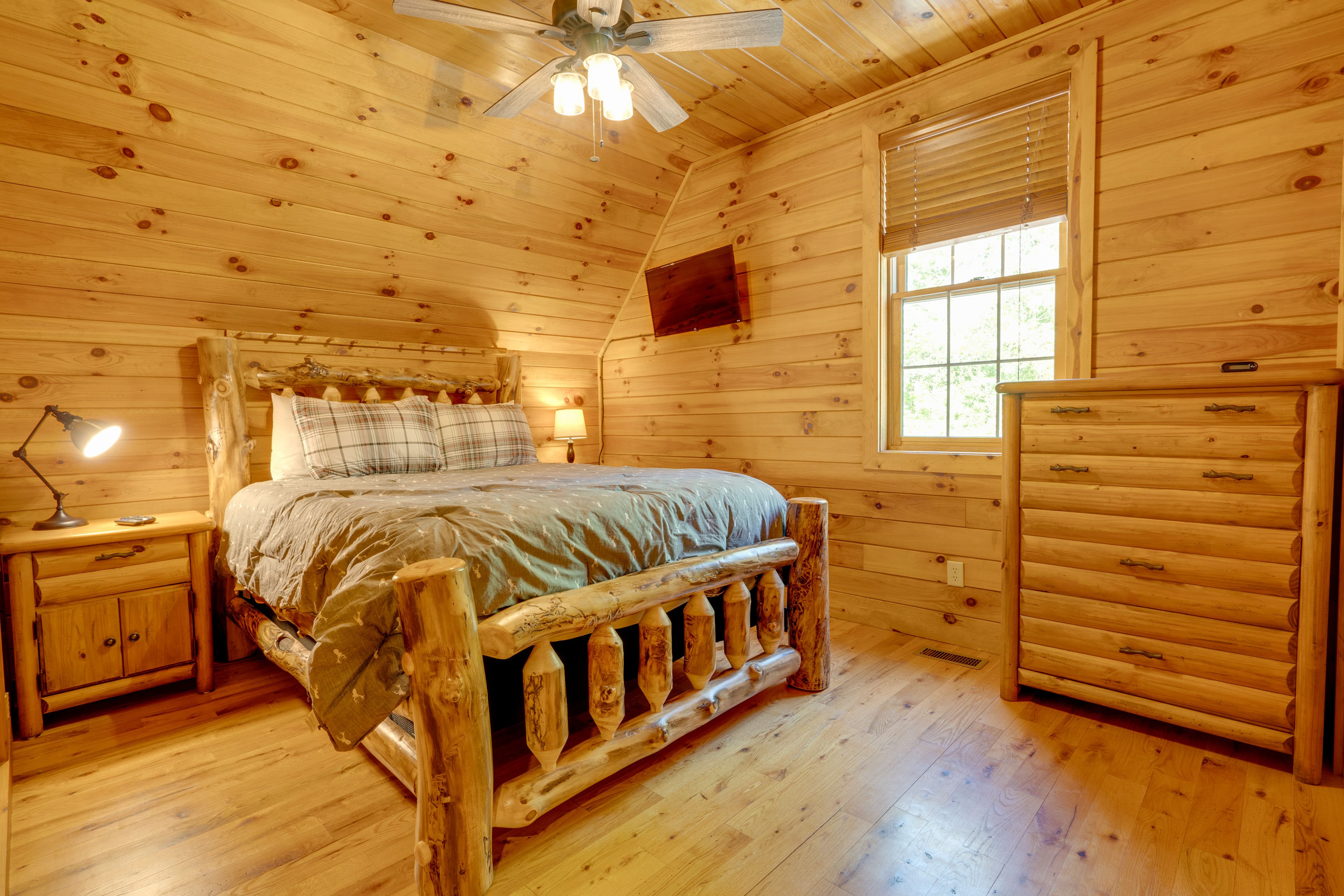 Bedroom 2 | Queen Bed | Smart TV