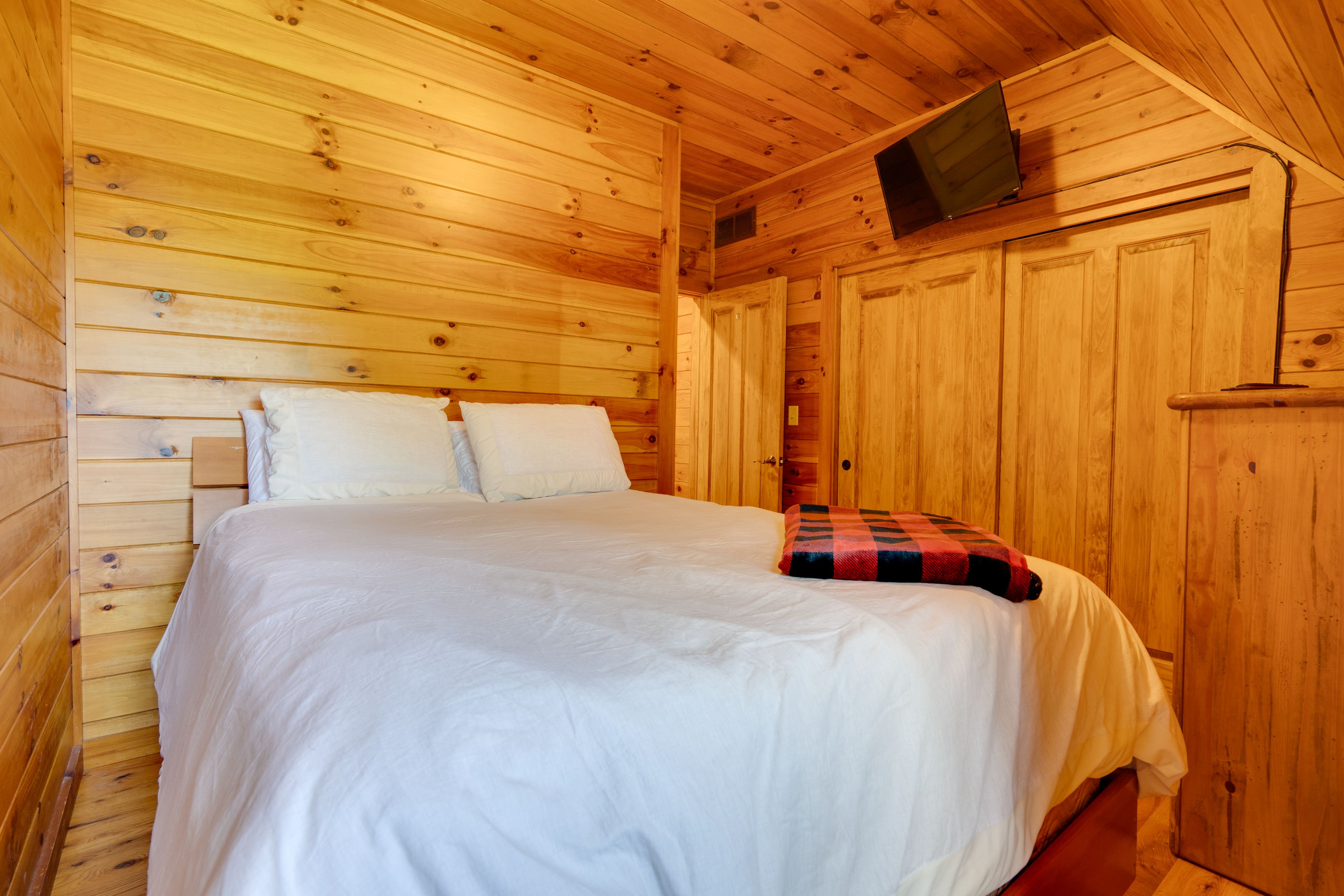 Bedroom 3 | Twin/Queen Bunk Bed | Smart TV