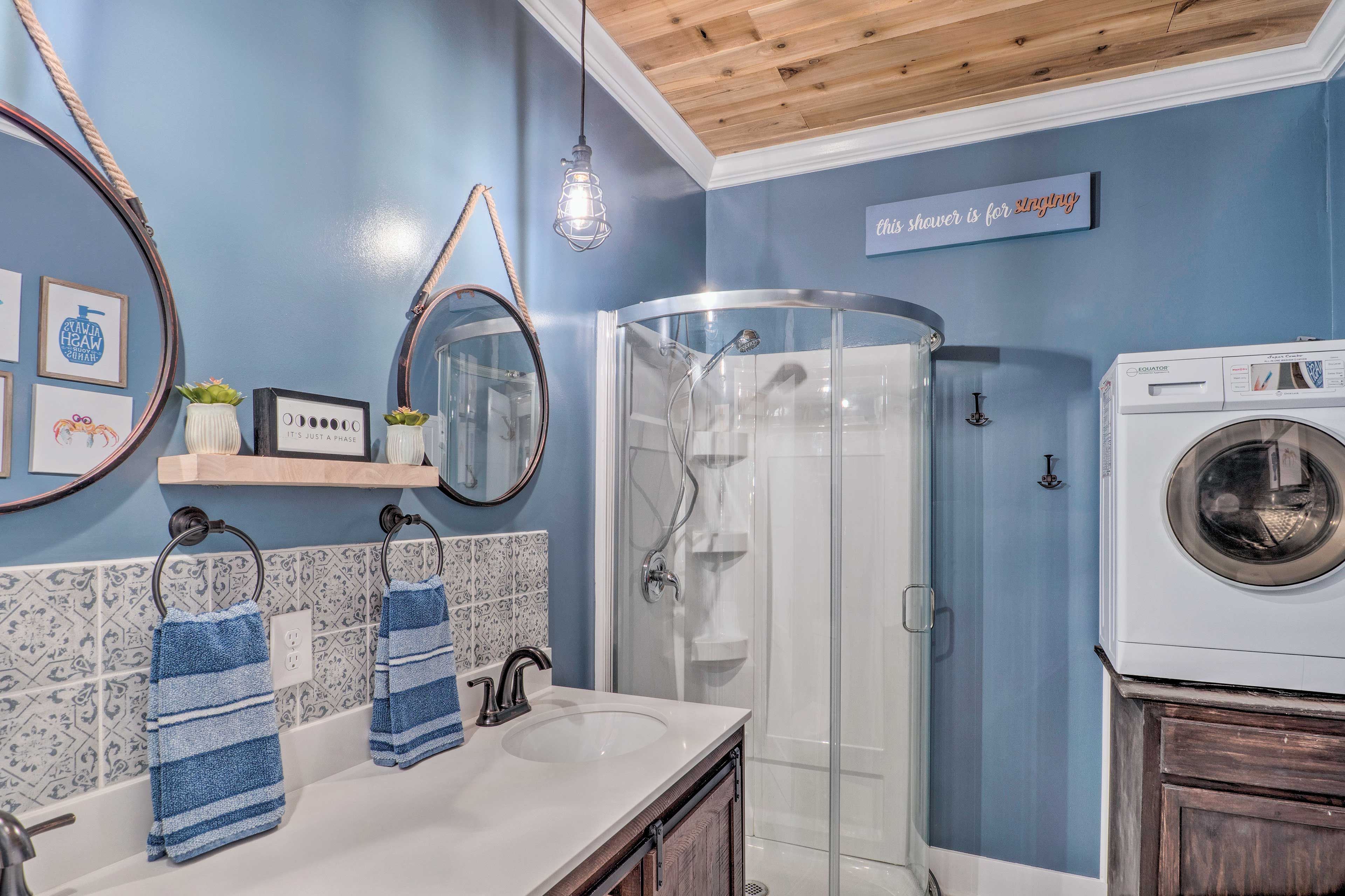 Full Bathroom | Towels Provided | Complimentary Toiletries