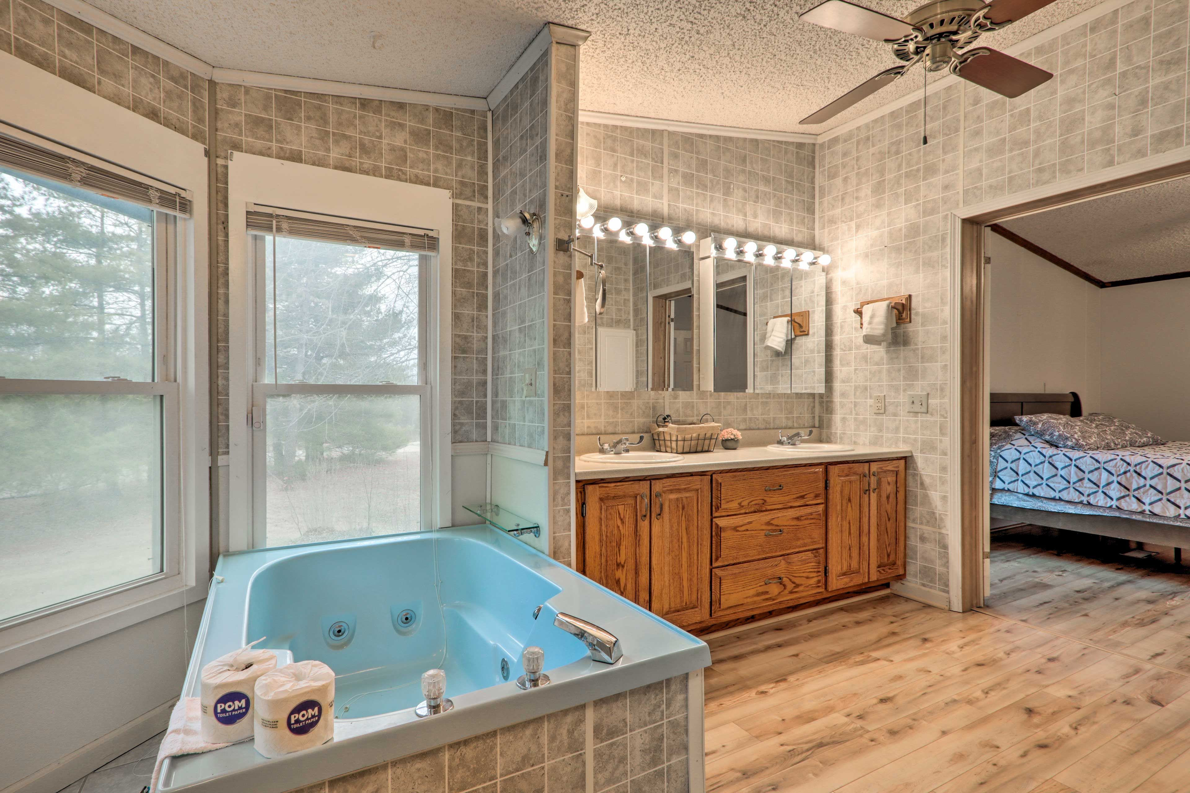 Full En-Suite Bathroom | Jetted Tub