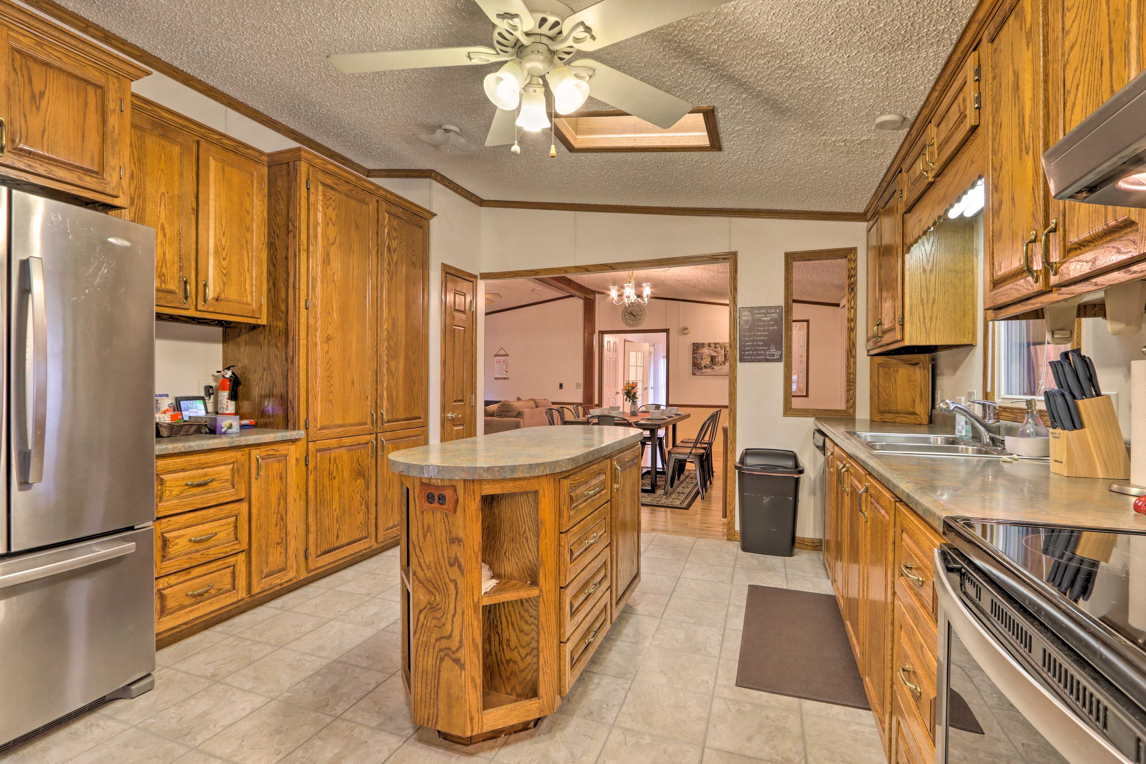 Fully Equipped Kitchen | Toaster | Trash Bags & Paper Towels | Ice Maker