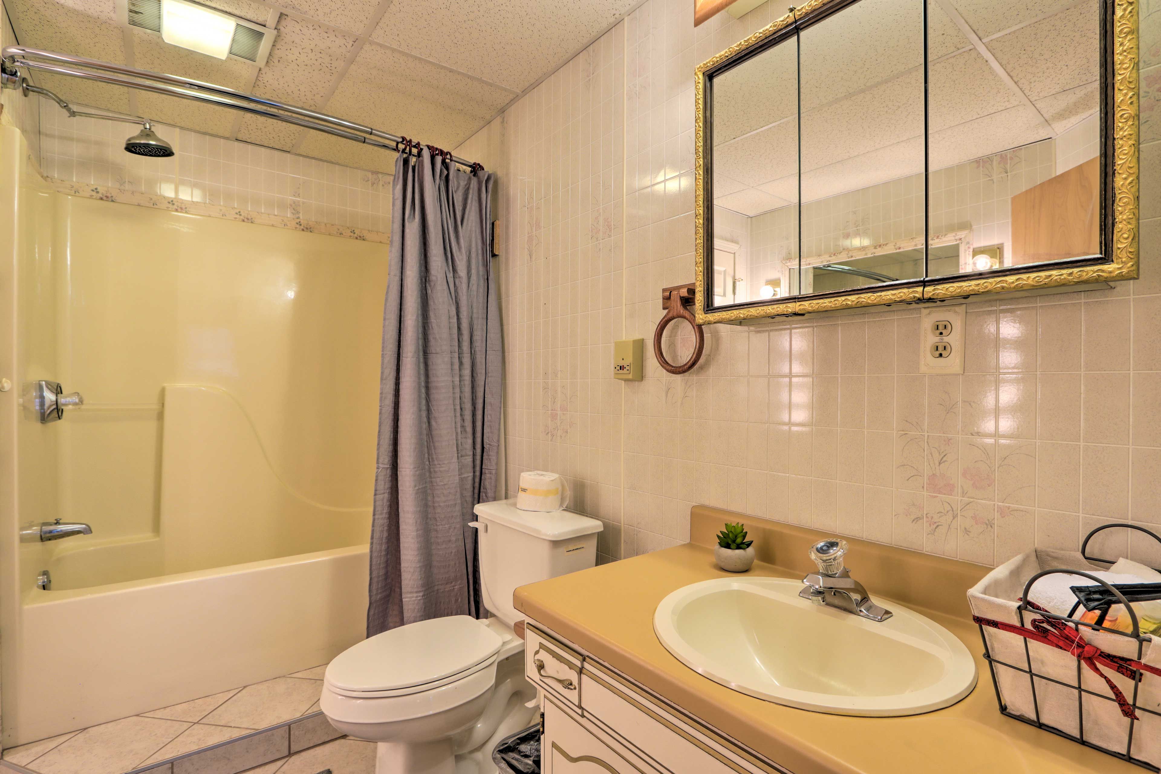 Full Bathroom | Complimentary Toiletries