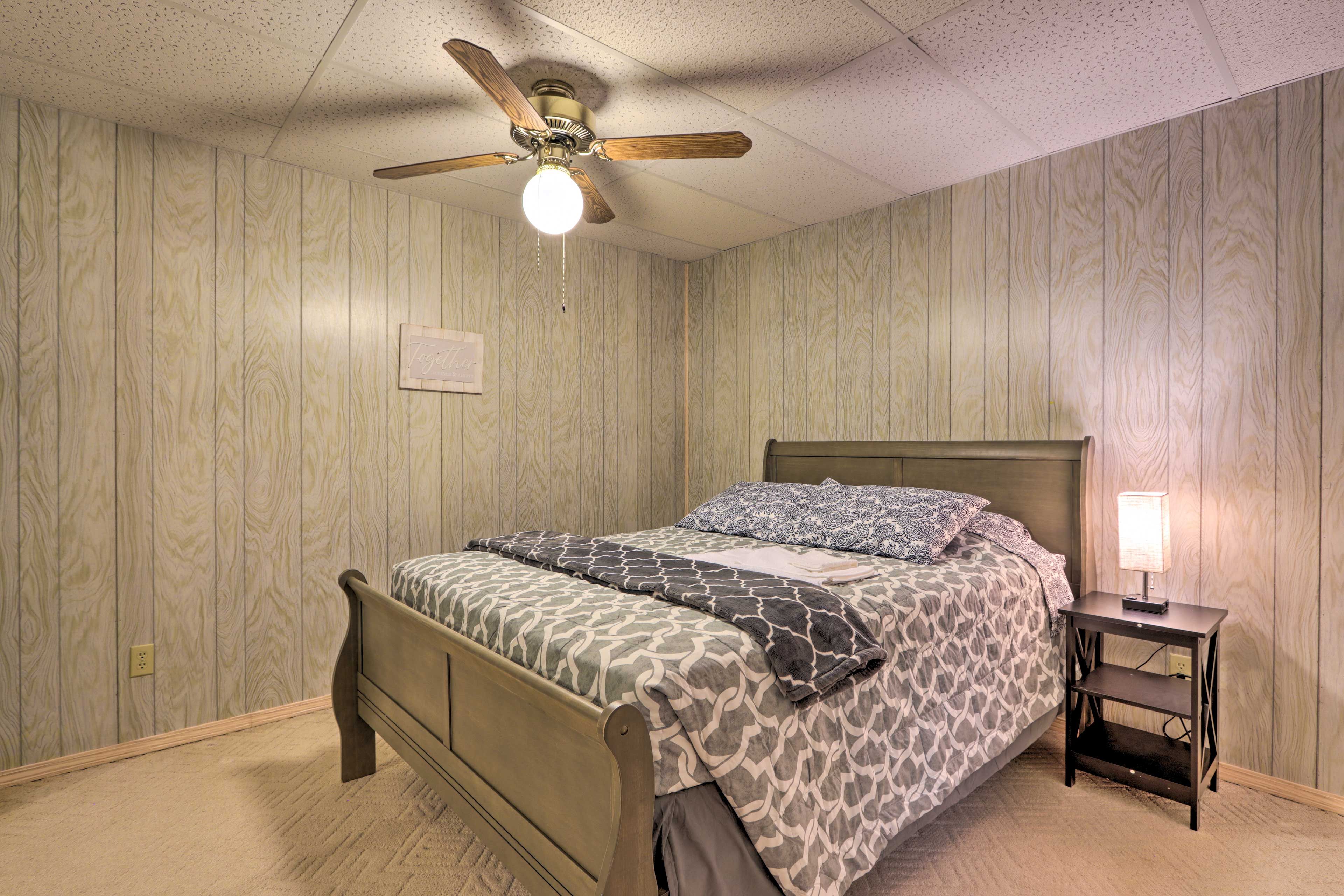 Bedroom 1 | Queen Bed