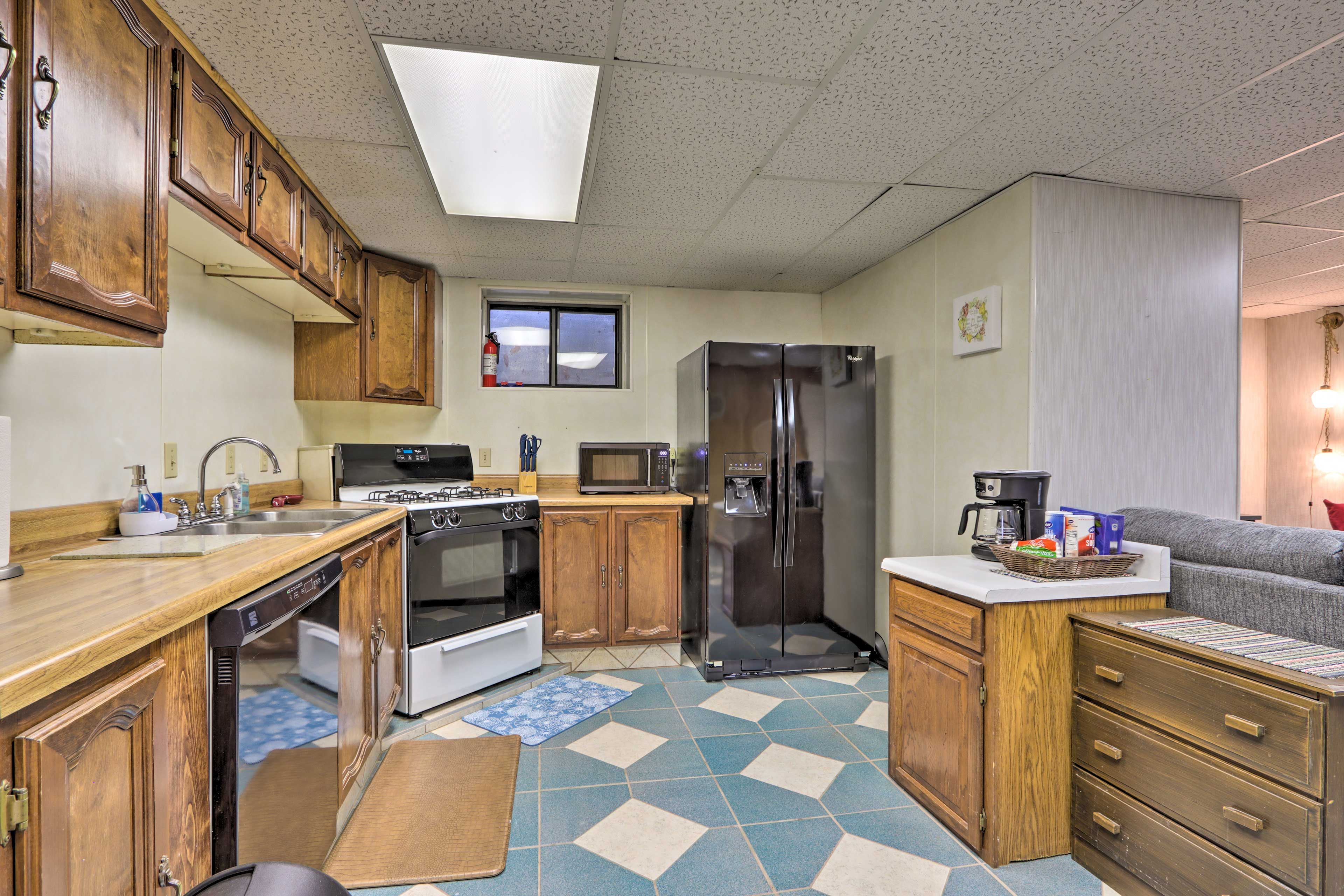 Fully Equipped Kitchen | Trash Bags & Paper Towels | Ice Maker