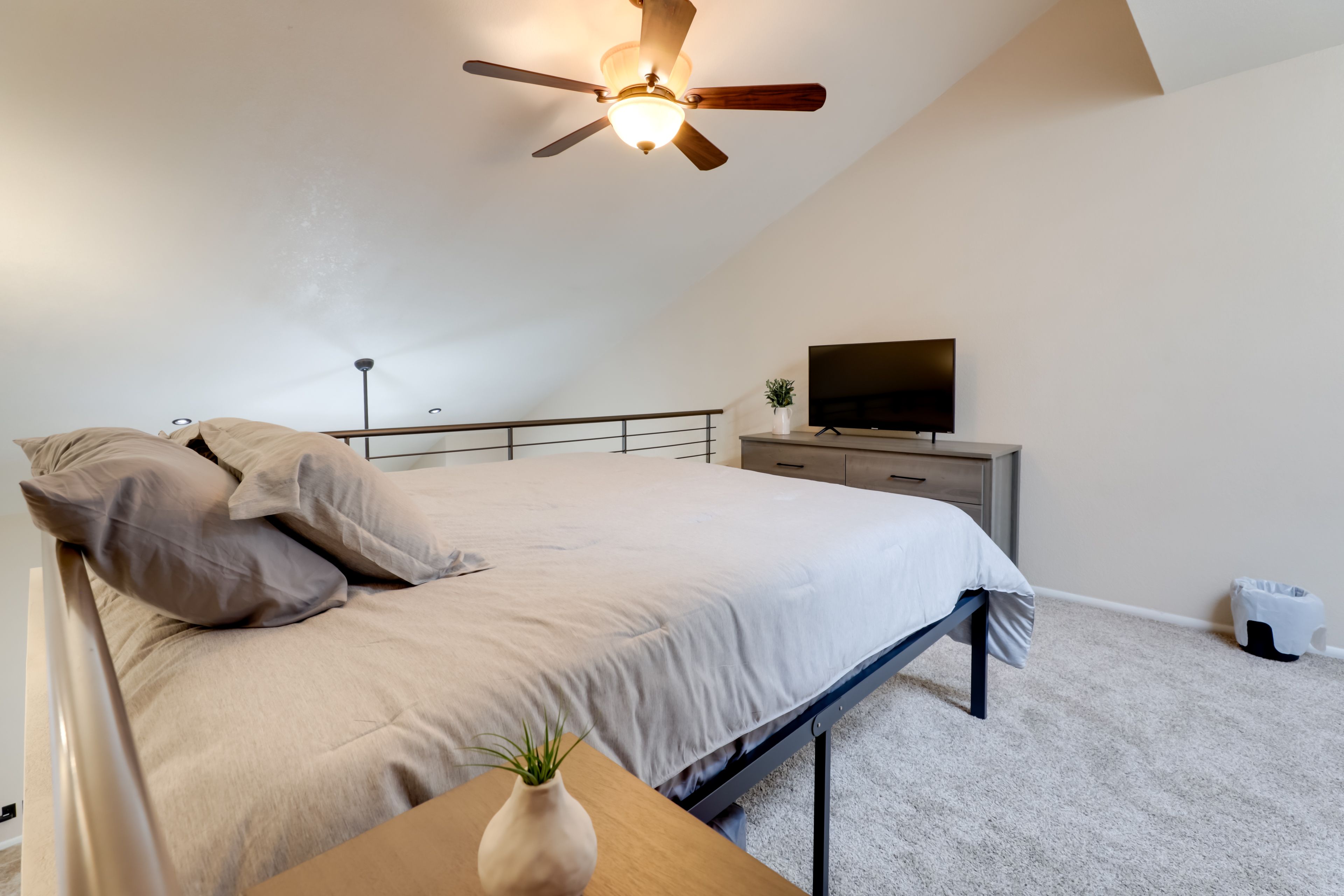 Bedroom (Loft) | King Bed