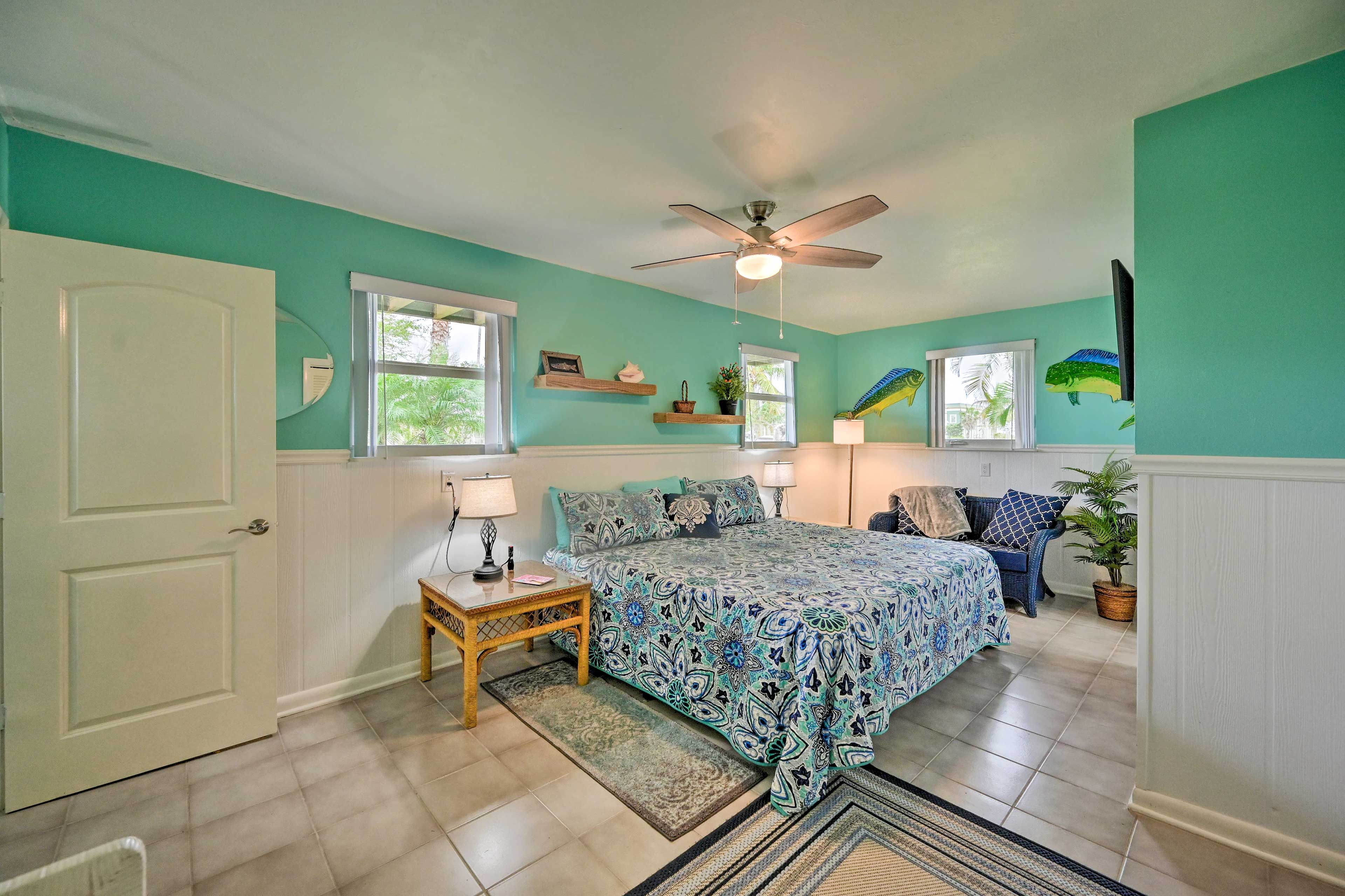 Bedroom Suite | 1st Floor | King Bed | Flat-Screen TV | En-Suite Bathroom