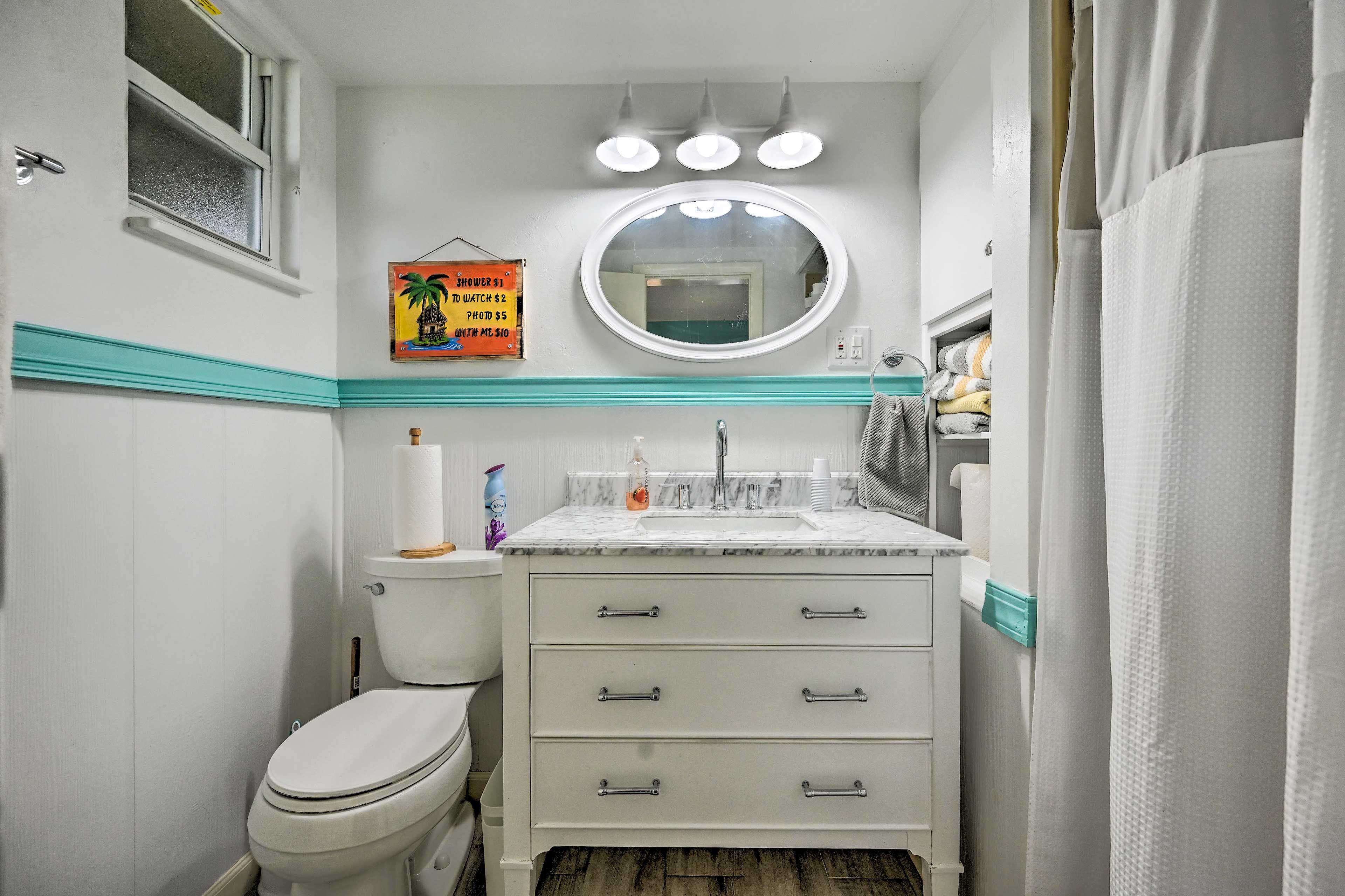 Full Bathroom | 1st Floor | Complimentary Toiletries