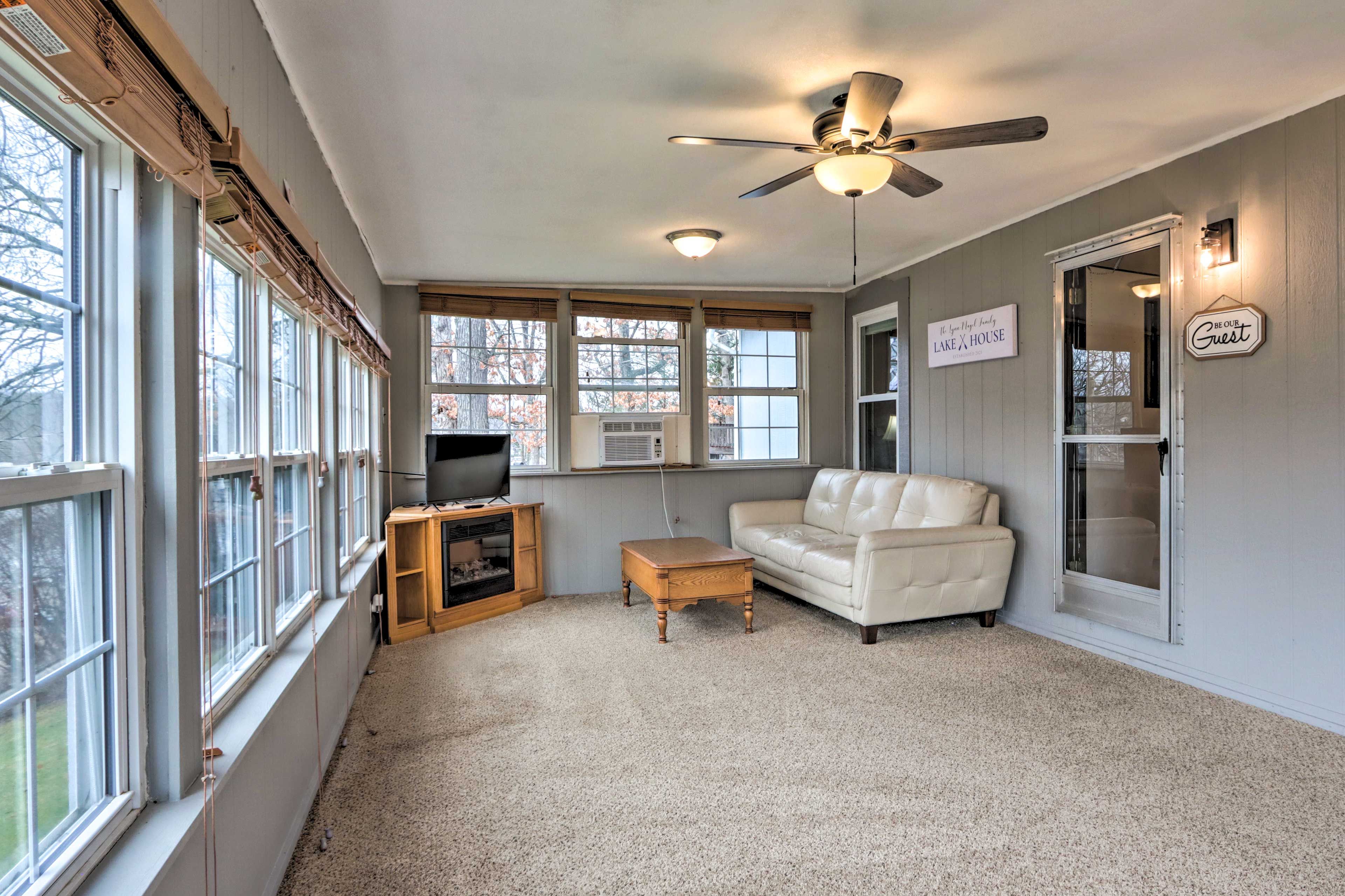 Sunroom | Smart TV | Electric Fireplace
