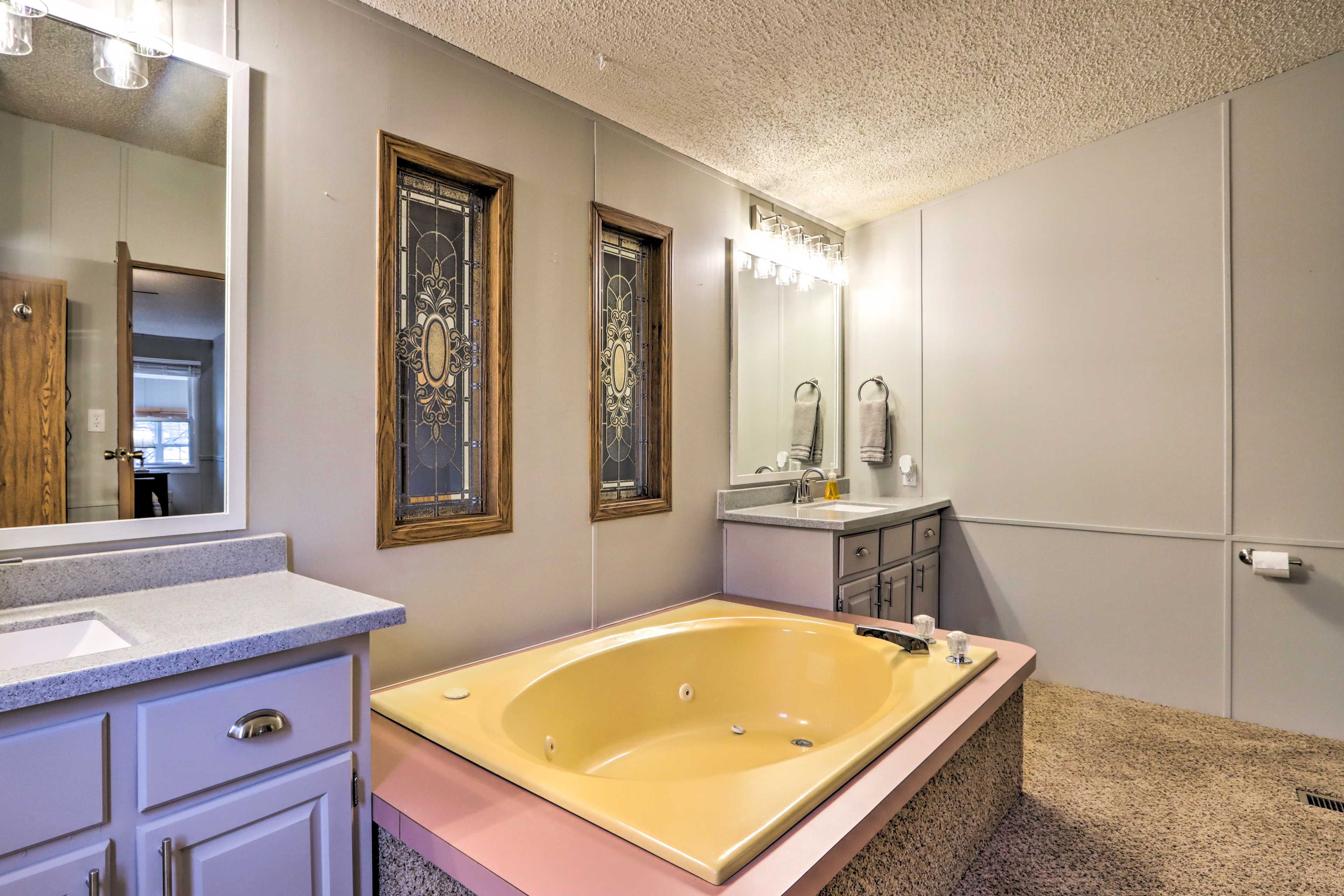 Full Bathroom | Complimentary Toiletries