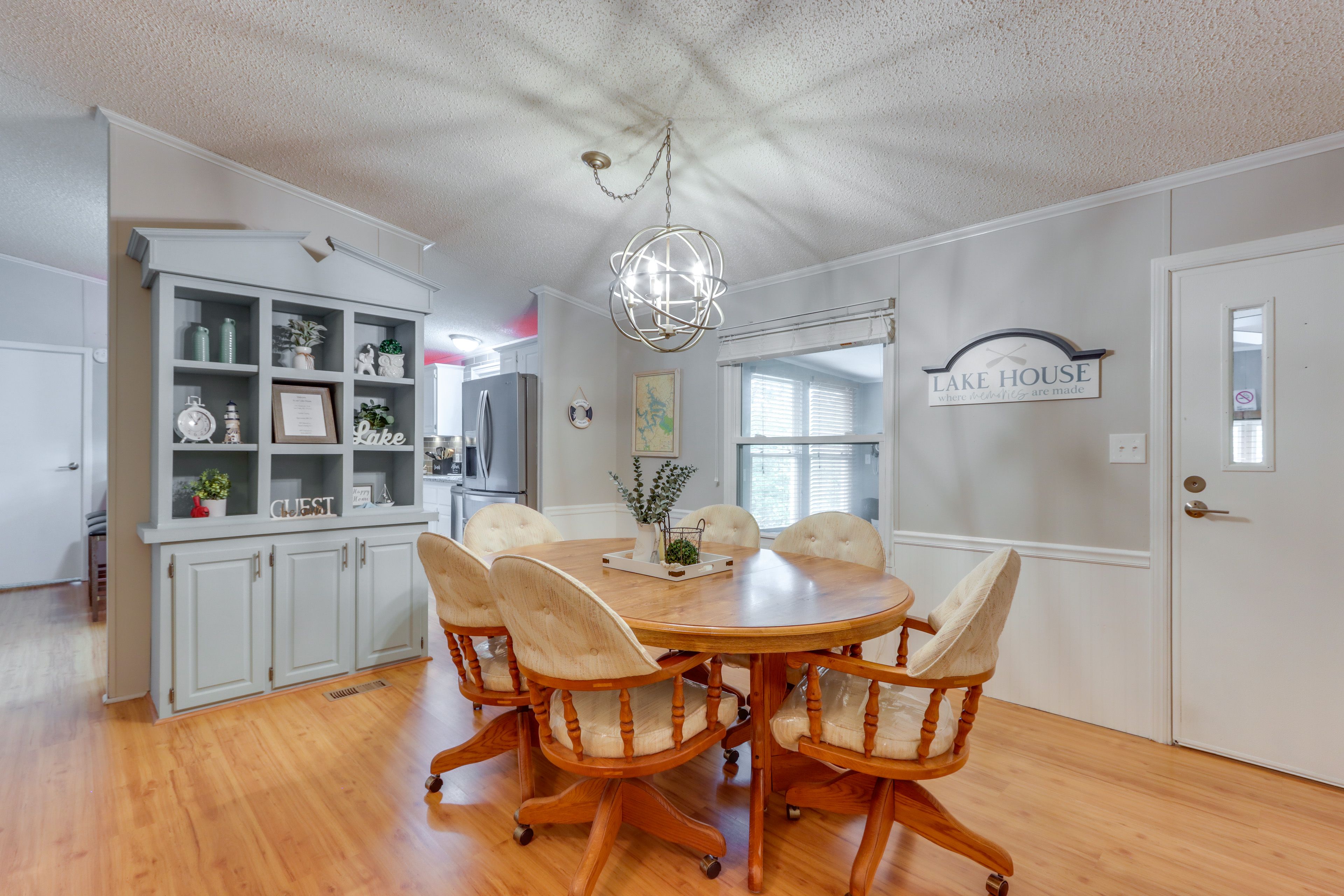 Dining Area | Dishes & Flatware Provided