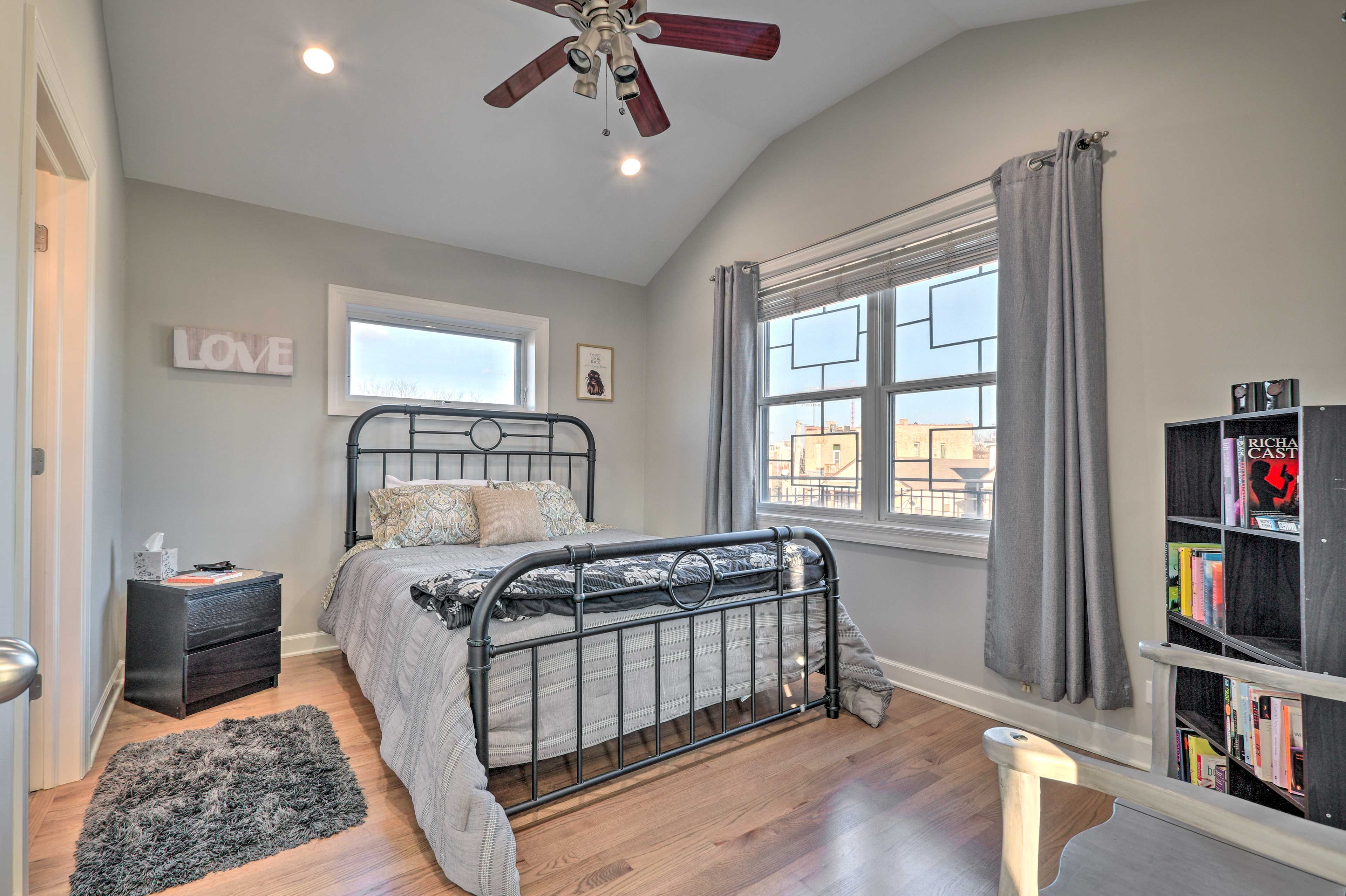 Bedroom 1 | Queen Bed