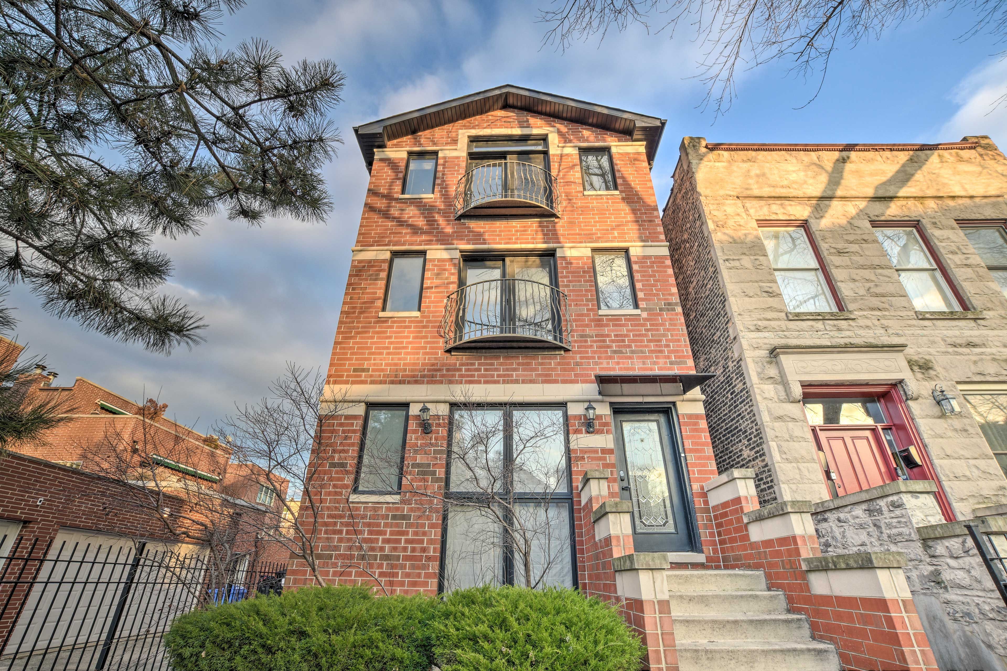 Chicago Vacation Rental | 2BR | 2BA | 1,100 Sq Ft | Access Only by Stairs