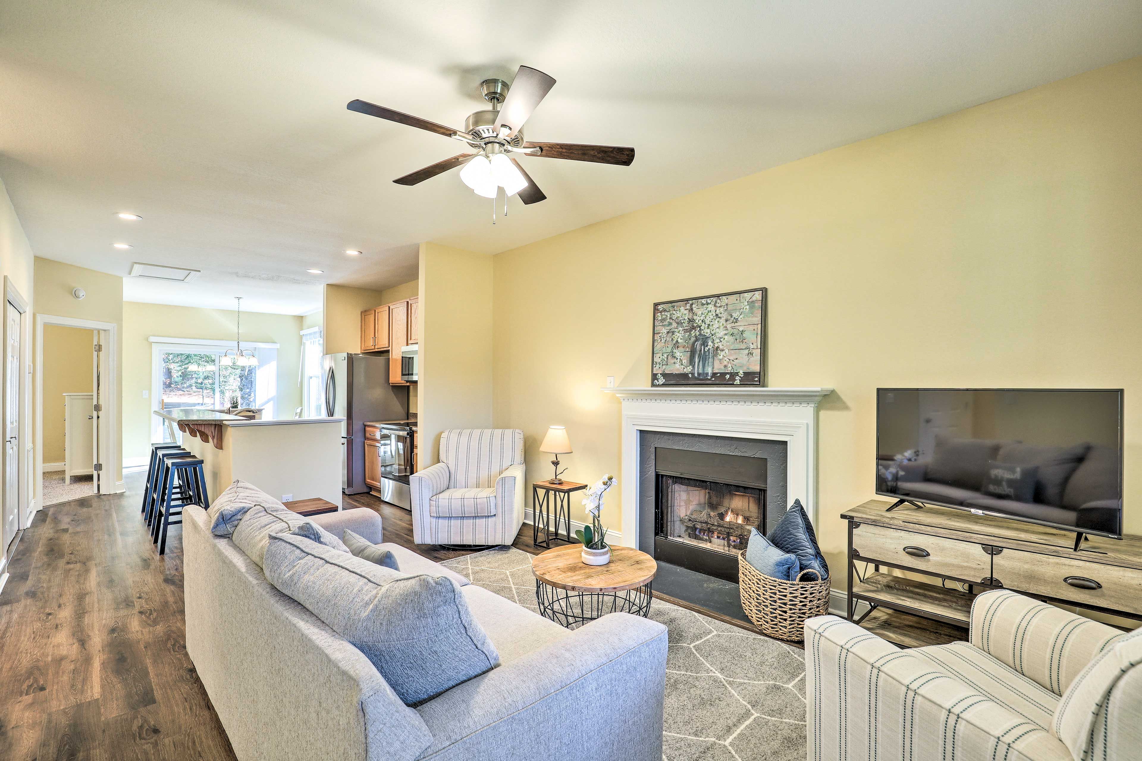 Flat Rock Vacation Rental | 2BR | 2BA | 915 Sq Ft | Stairs Required to Enter