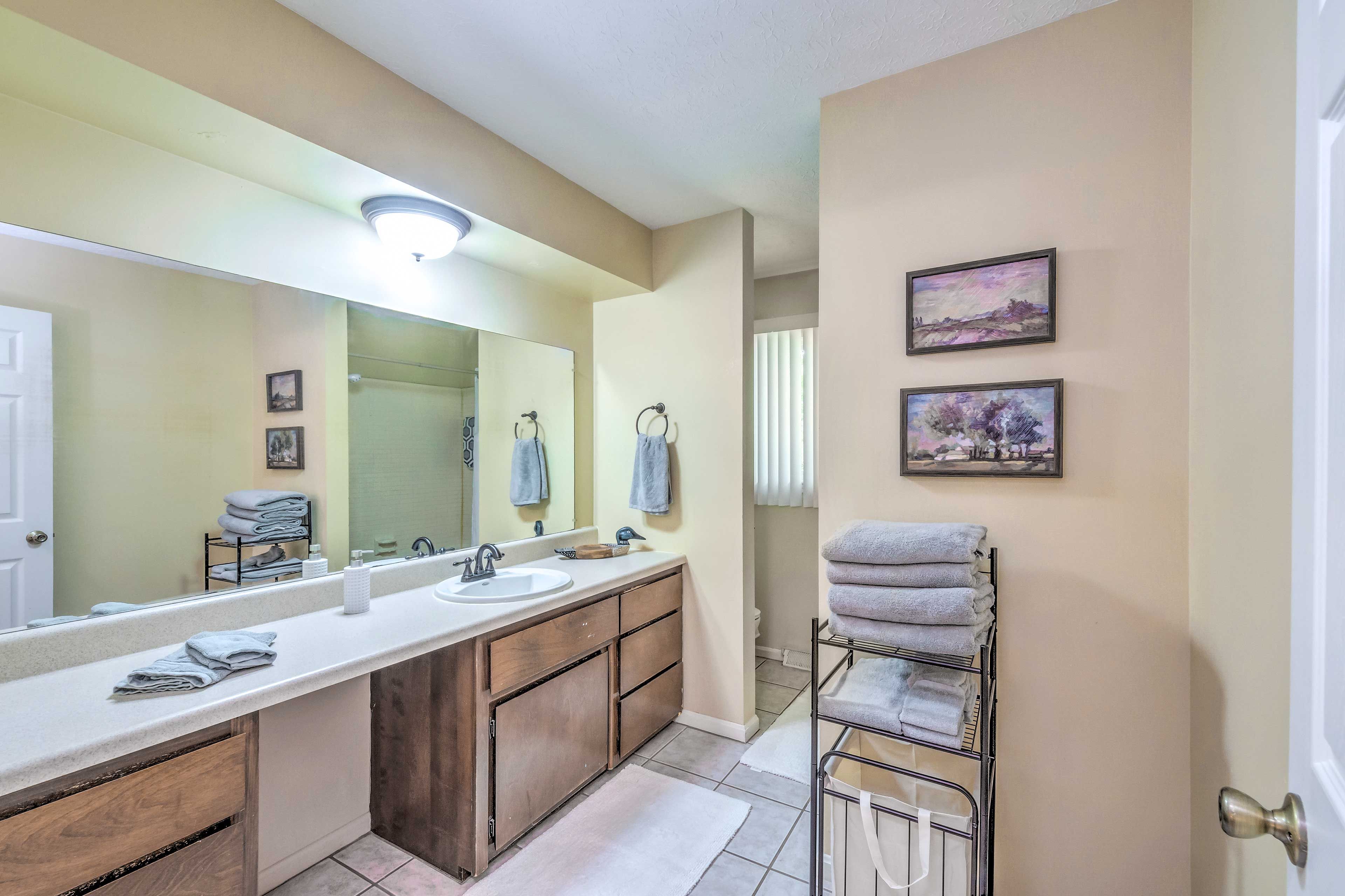 Full Bathroom | Main Floor | Access via Bedroom 1 | Complimentary Toiletries