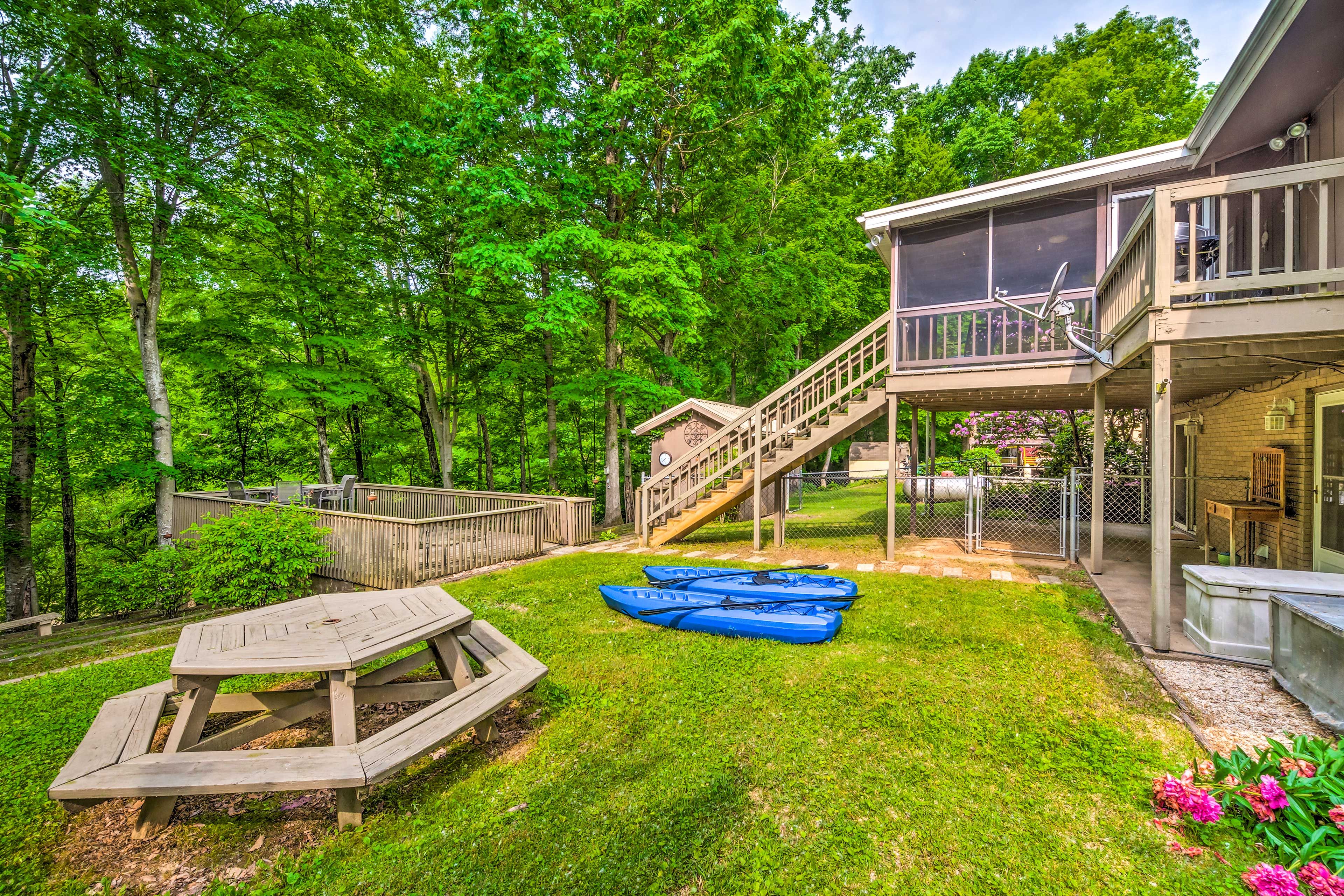 Scottsville Vacation Rental | 2,202 Sq Ft | Stairs Required for Access