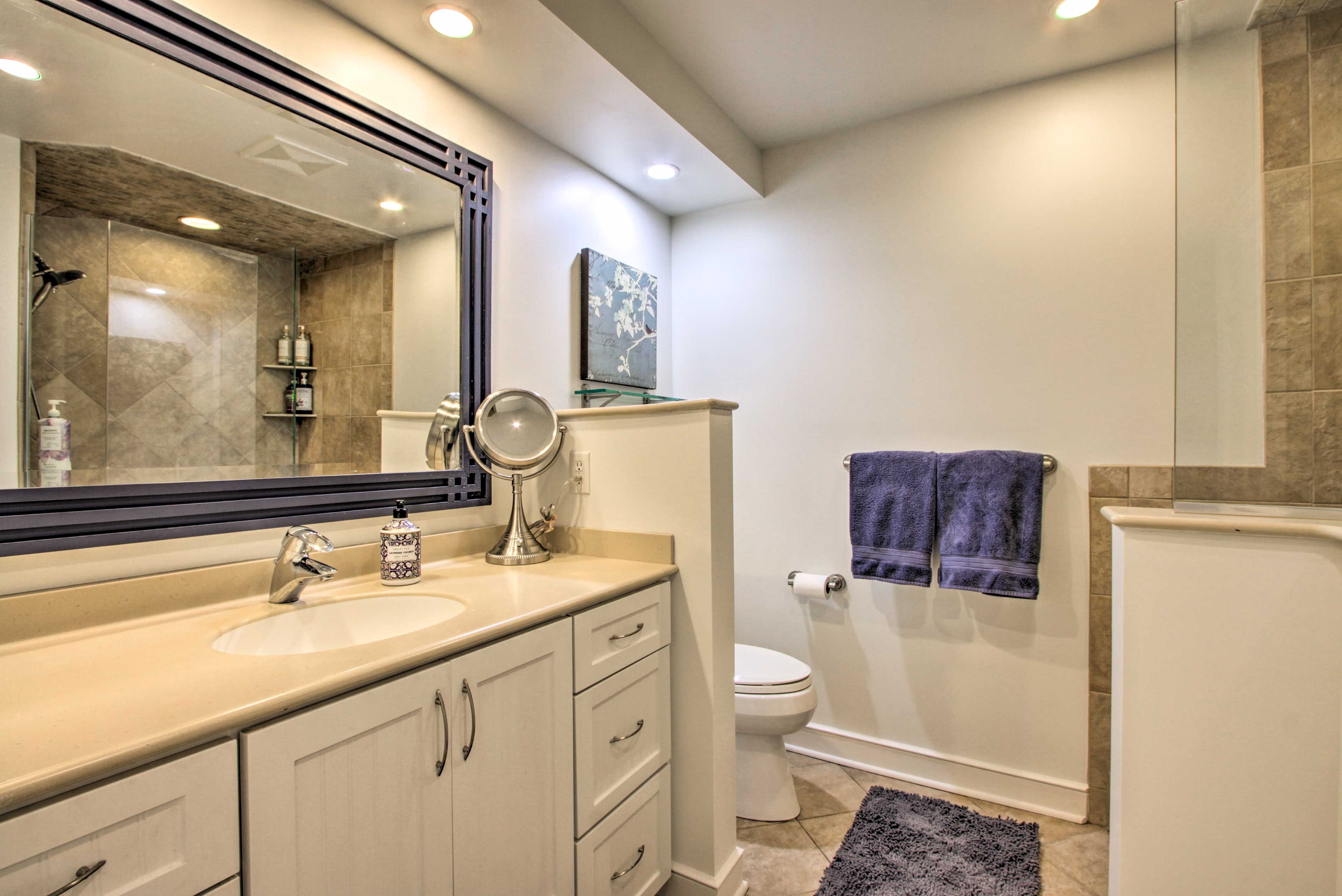 Full Bathroom | Main Level | Complimentary Toiletries