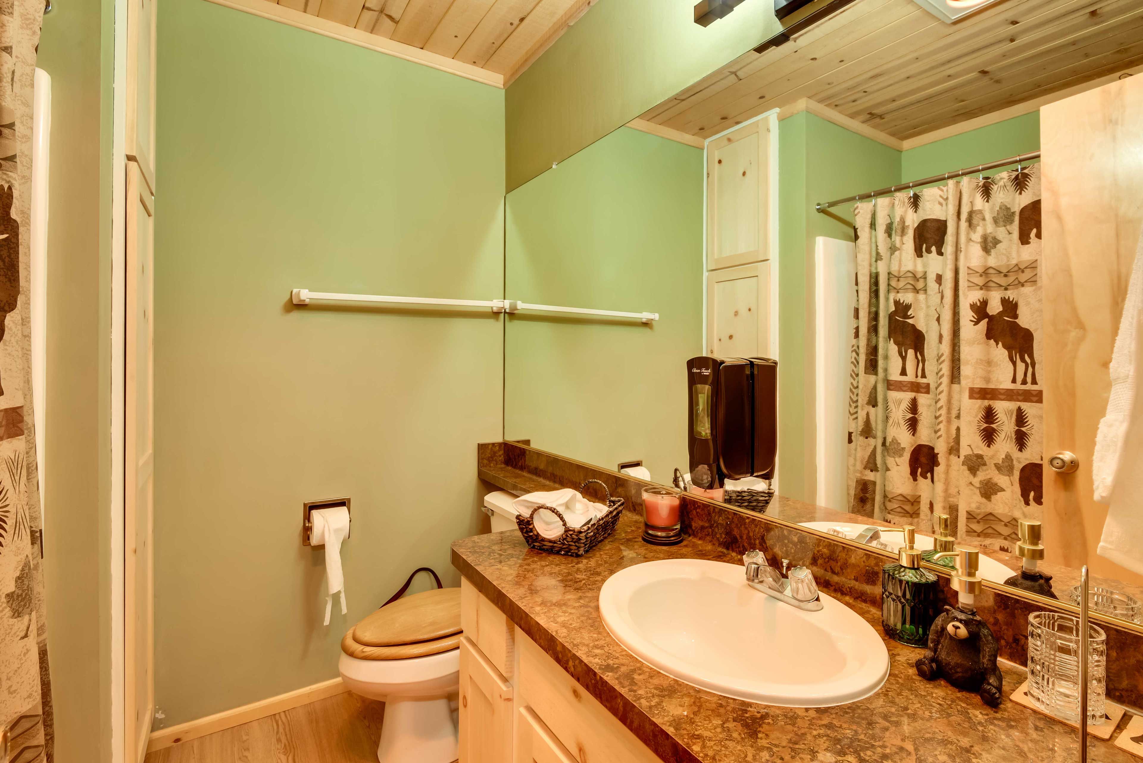 Full Bathroom | Towels Provided
