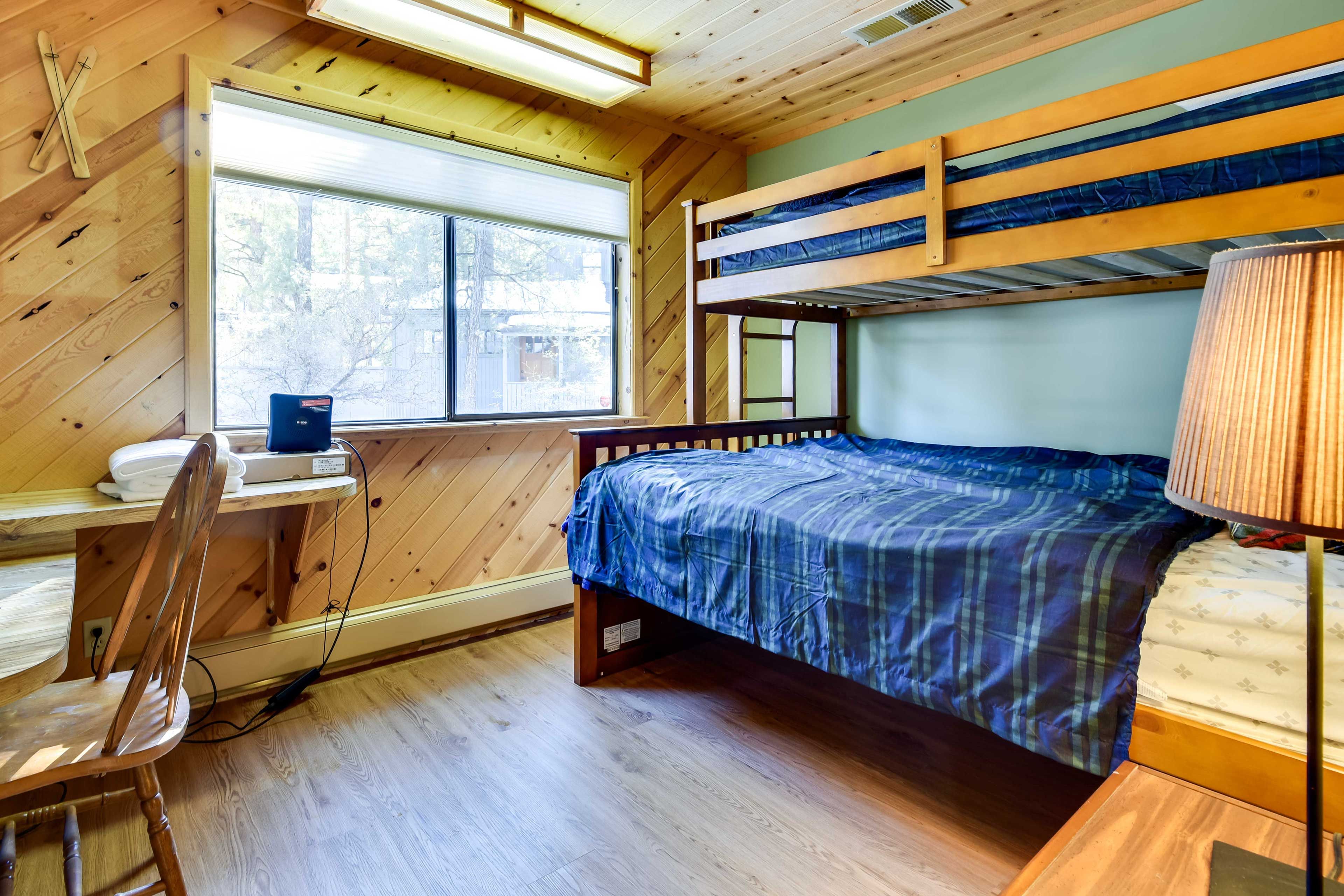 Bedroom 3 | Twin/Full Bunk Bed