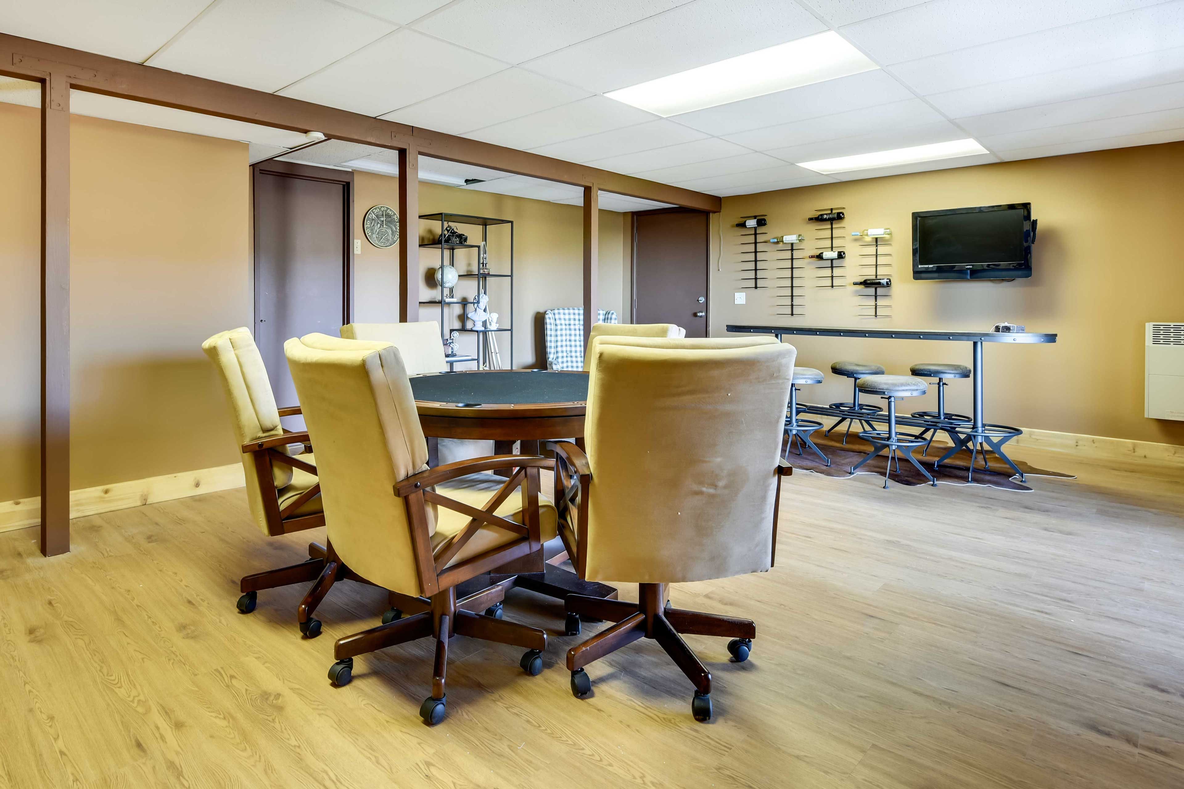 Game Room | Pool/Poker Table