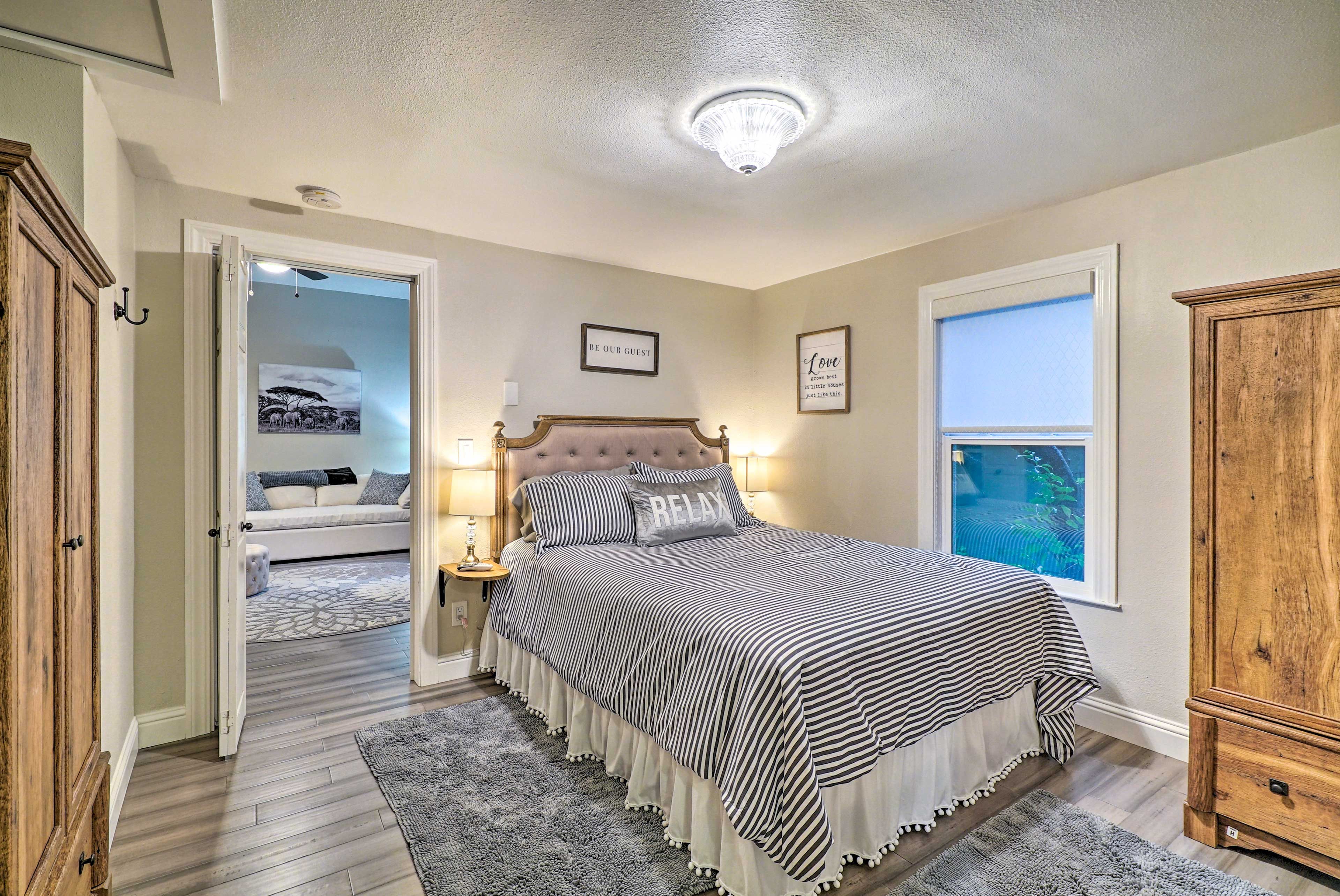 Bedroom | Queen Bed | Linens Provided