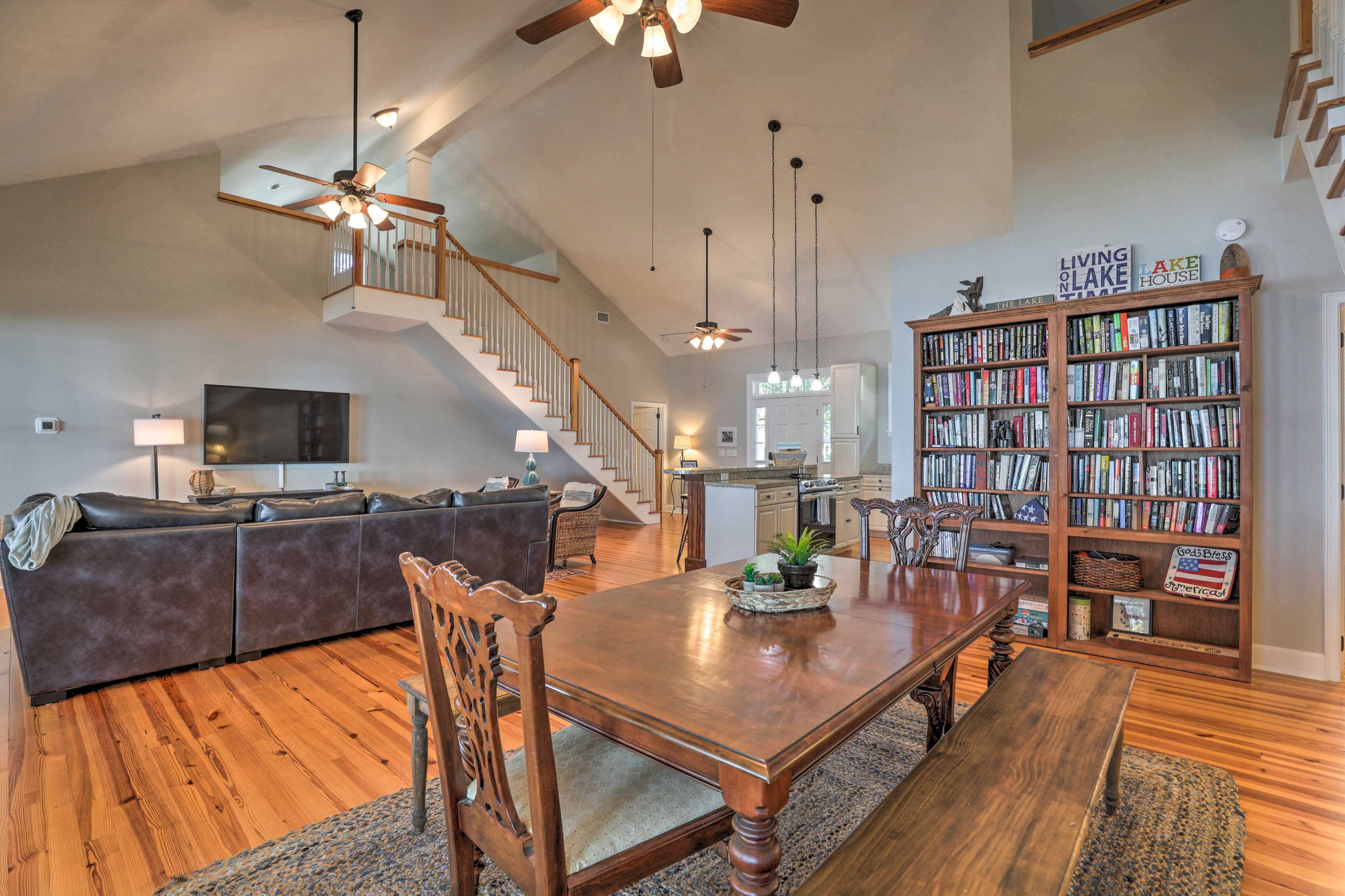 Dining Room | Dishware/Flatware Provided