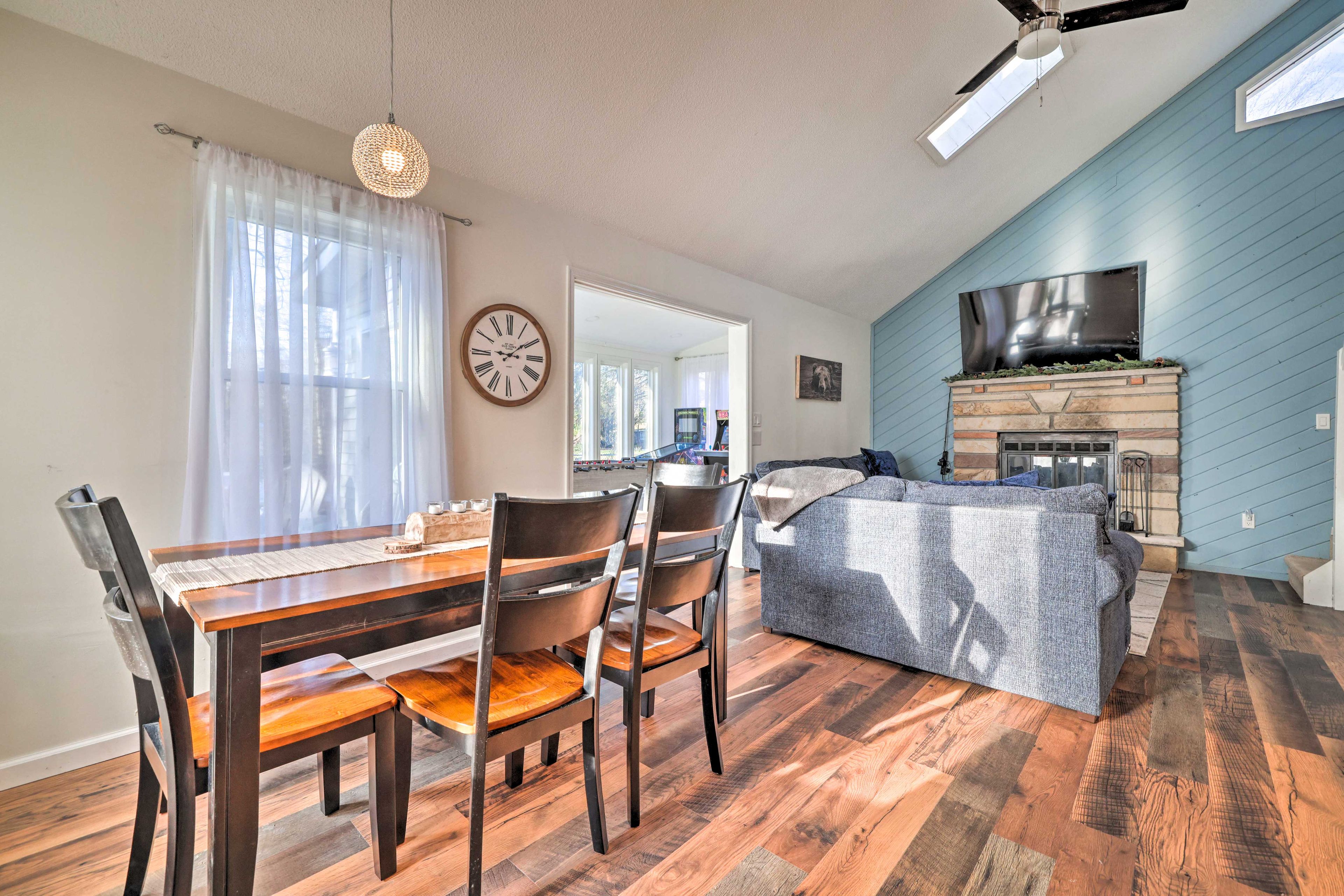 Dining Area | Dishware/Flatware Provided