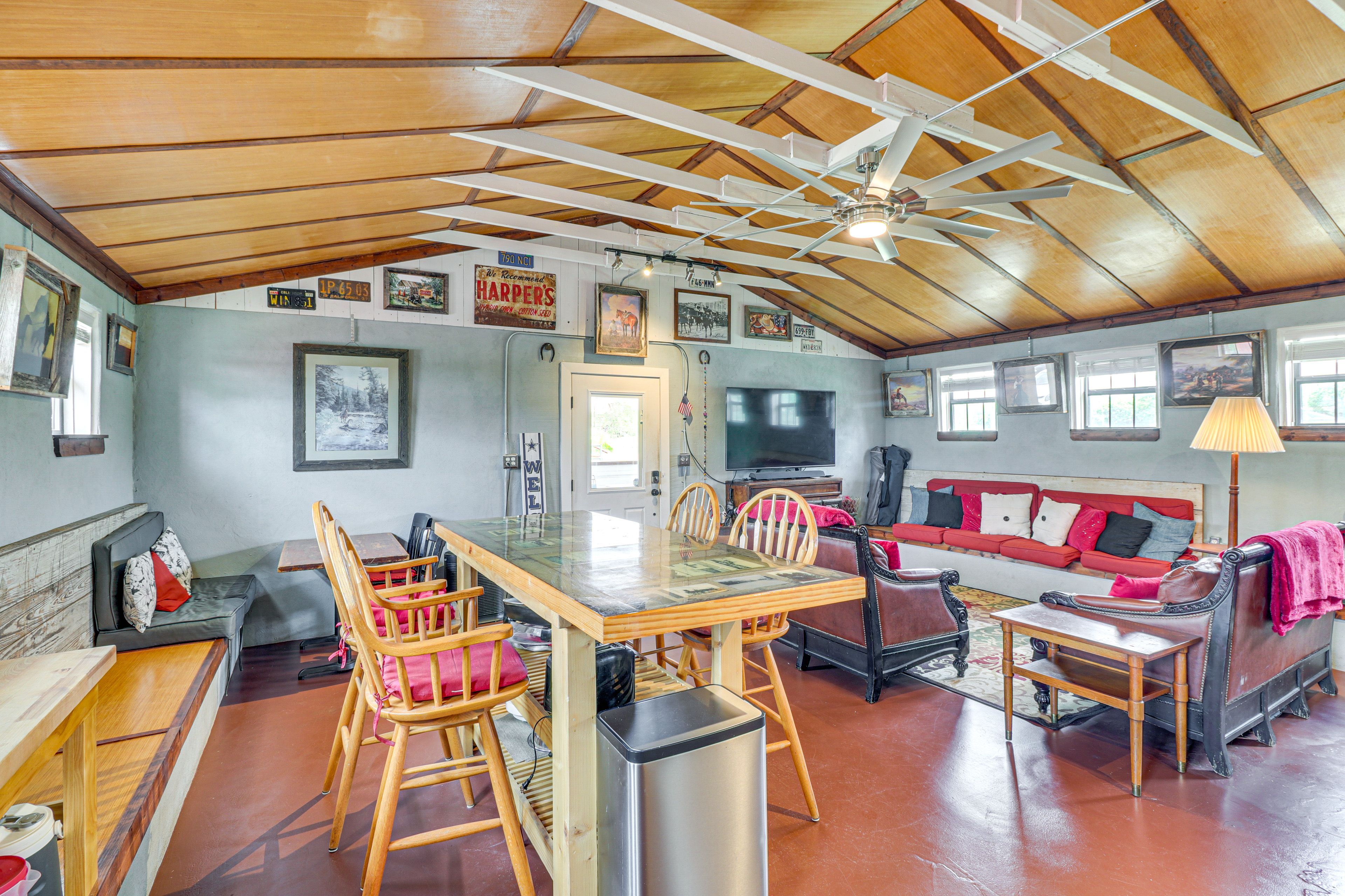 Living Room | Central A/C | Free WiFi